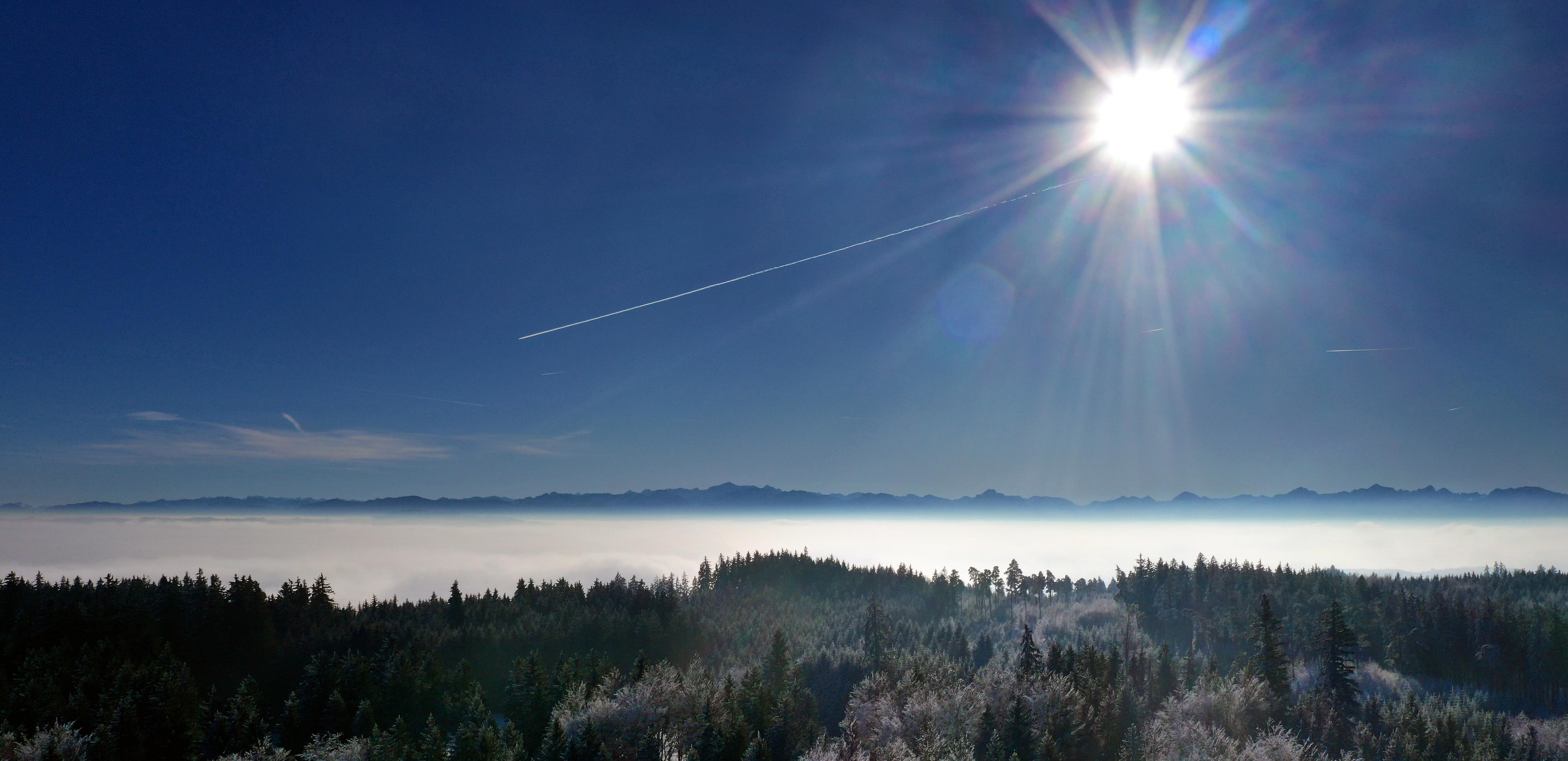 Alpenvorland mit Sonne und Bodennebel am 28.12.25