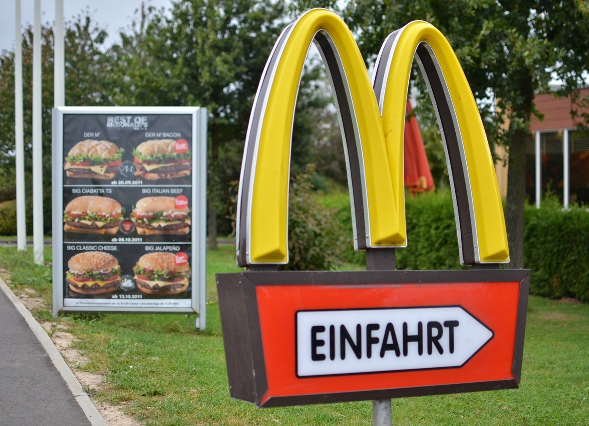 Autofahrer zieht Schreckschusswaffe am Drive-in-Schalter