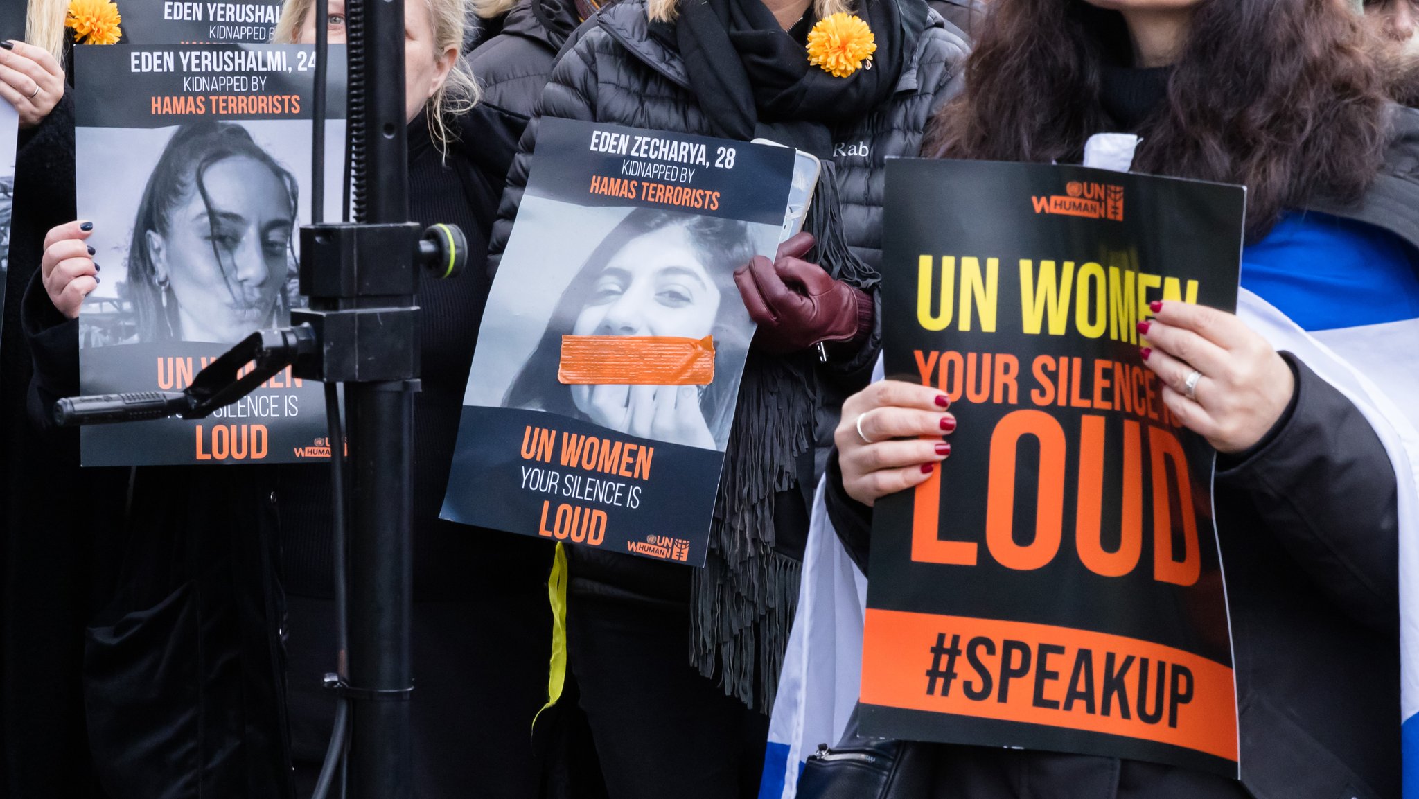 Protest unter dem Motto "Your Silence Is Loud": Frauen halten Schilder mit Bildern von Hamas-Geiseln 