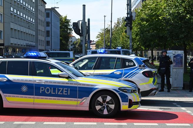 Die Polizei hat in der Münchner Innenstadt bei einem größeren Einsatz in der Nähe des Israelischen Generalkonsulats eine verdächtige Person niedergeschossen.  | Bild:dpa-Bildfunk/Simon Sachseder