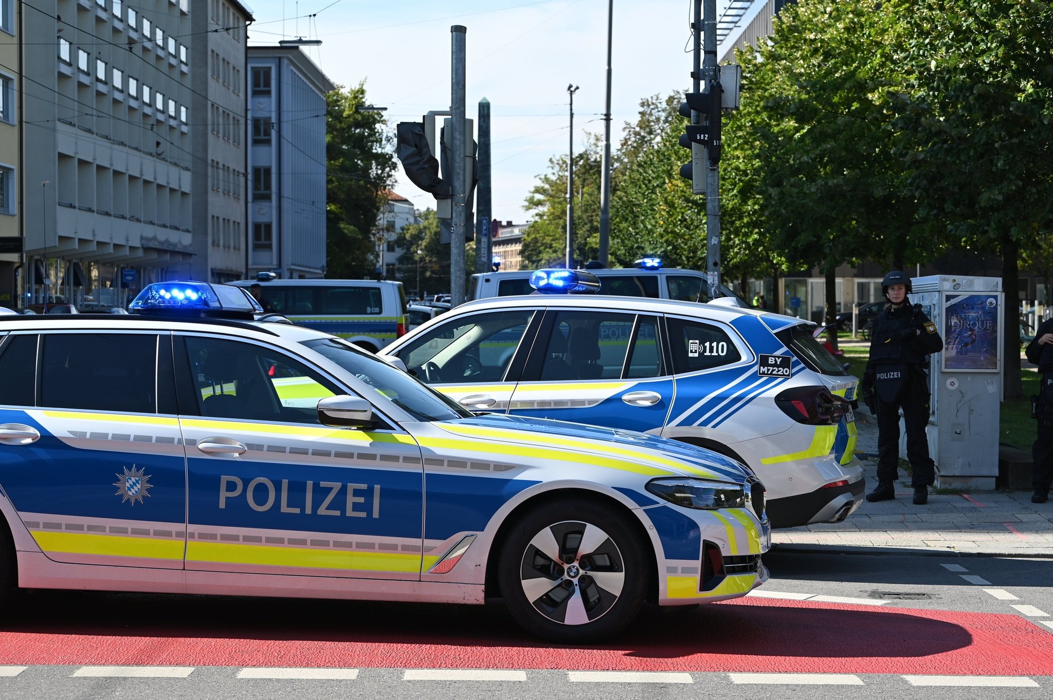 Die Polizei hat in der Münchner Innenstadt bei einem größeren Einsatz in der Nähe des Israelischen Generalkonsulats eine verdächtige Person niedergeschossen. 