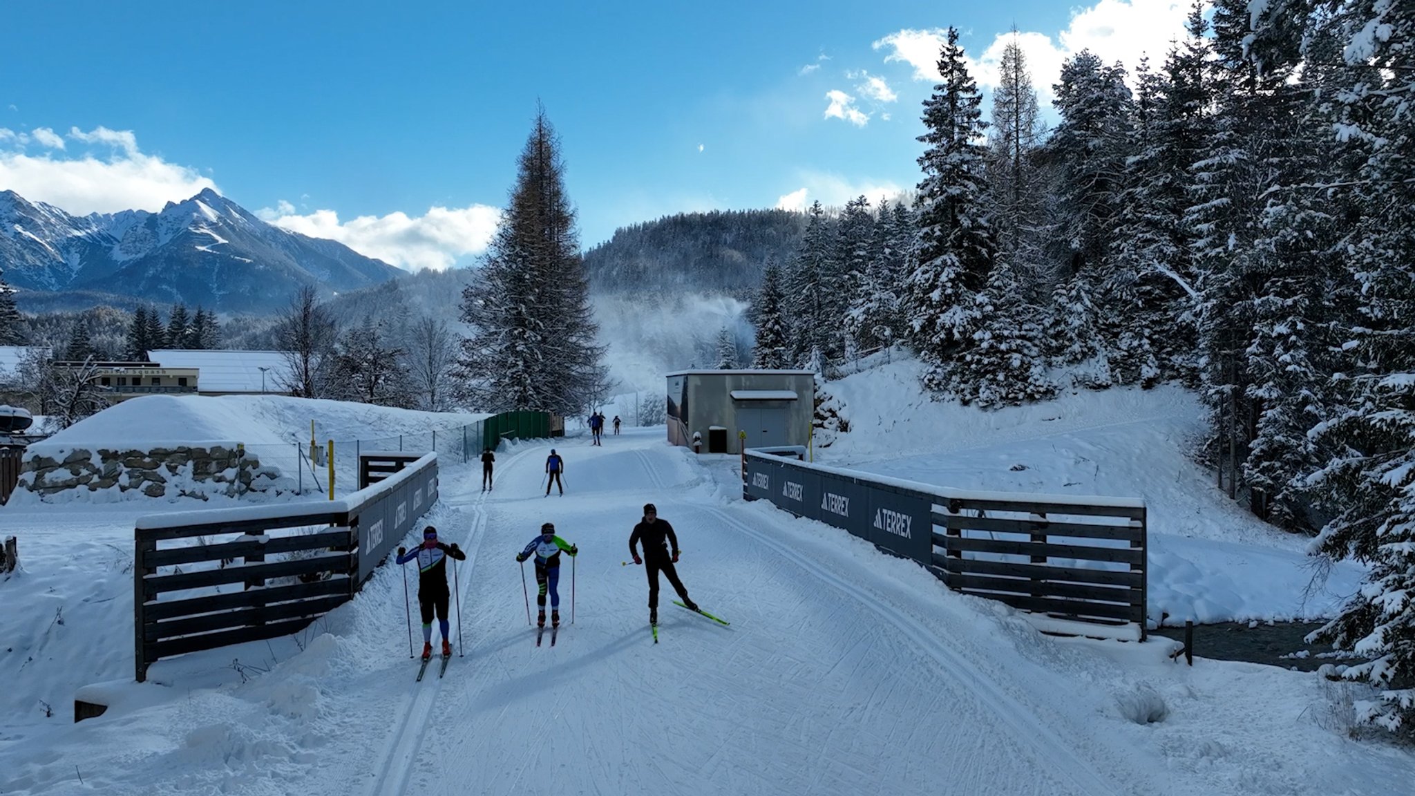 In Leutasch in Tirol hat am Wochenende die Langlaufsaison gestartet - Snowfarming, Beschneiung und Naturschnee machen es möglich. 