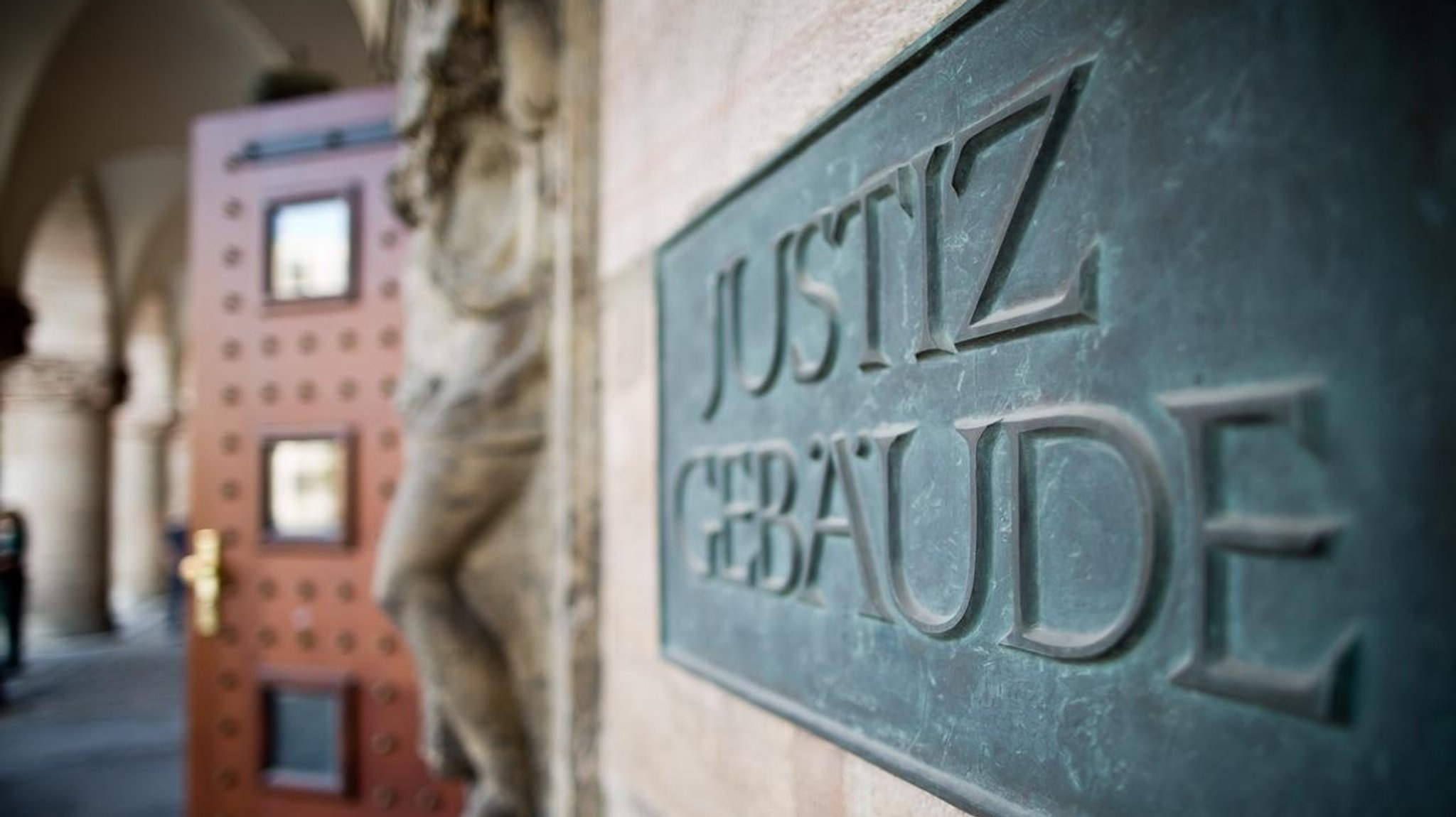 Schrifttafel "Justizgebäude" am Landgericht Nürnberg-Fürth | Bild: picture-alliance/dpa Schrifttafel "Justizgebäude" am Landgericht Nürnberg-Fürth