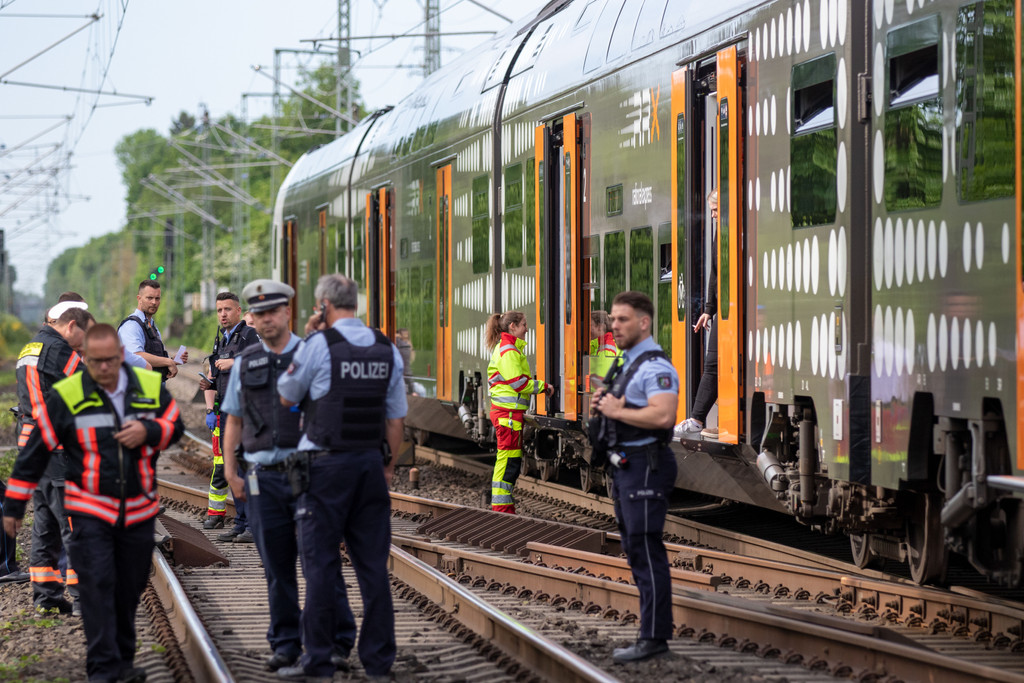 Nordrhein-Westfalen, Aachen: Polizisten stehen vor einer Regionalbahn. Ein Mann hat in einer Regionalbahn bei Aachen am Freitagmorgen mit einem Messer auf Reisende eingestochen und mindestens drei Menschen verletzt.