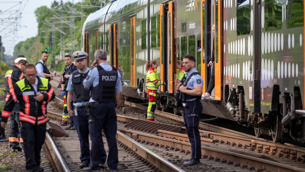 Nordrhein-Westfalen, Aachen: Polizisten stehen vor einer Regionalbahn. Ein Mann hat in einer Regionalbahn bei Aachen am Freitagmorgen mit einem Messer auf Reisende eingestochen und mindestens drei Menschen verletzt.