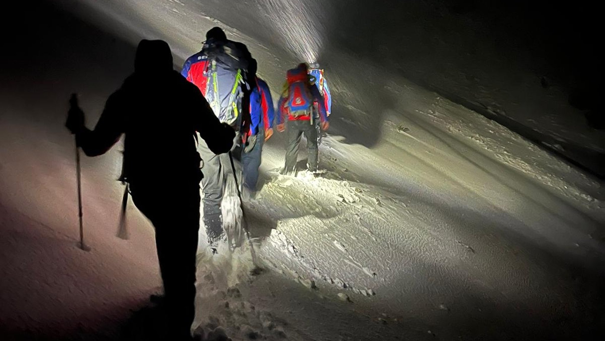 Die Bergwacht Mittenwald schickte noch am Sonntagabend ein Team los, um die in Not Geratenen zu retten - doch die Lawinengefahr war zu groß.