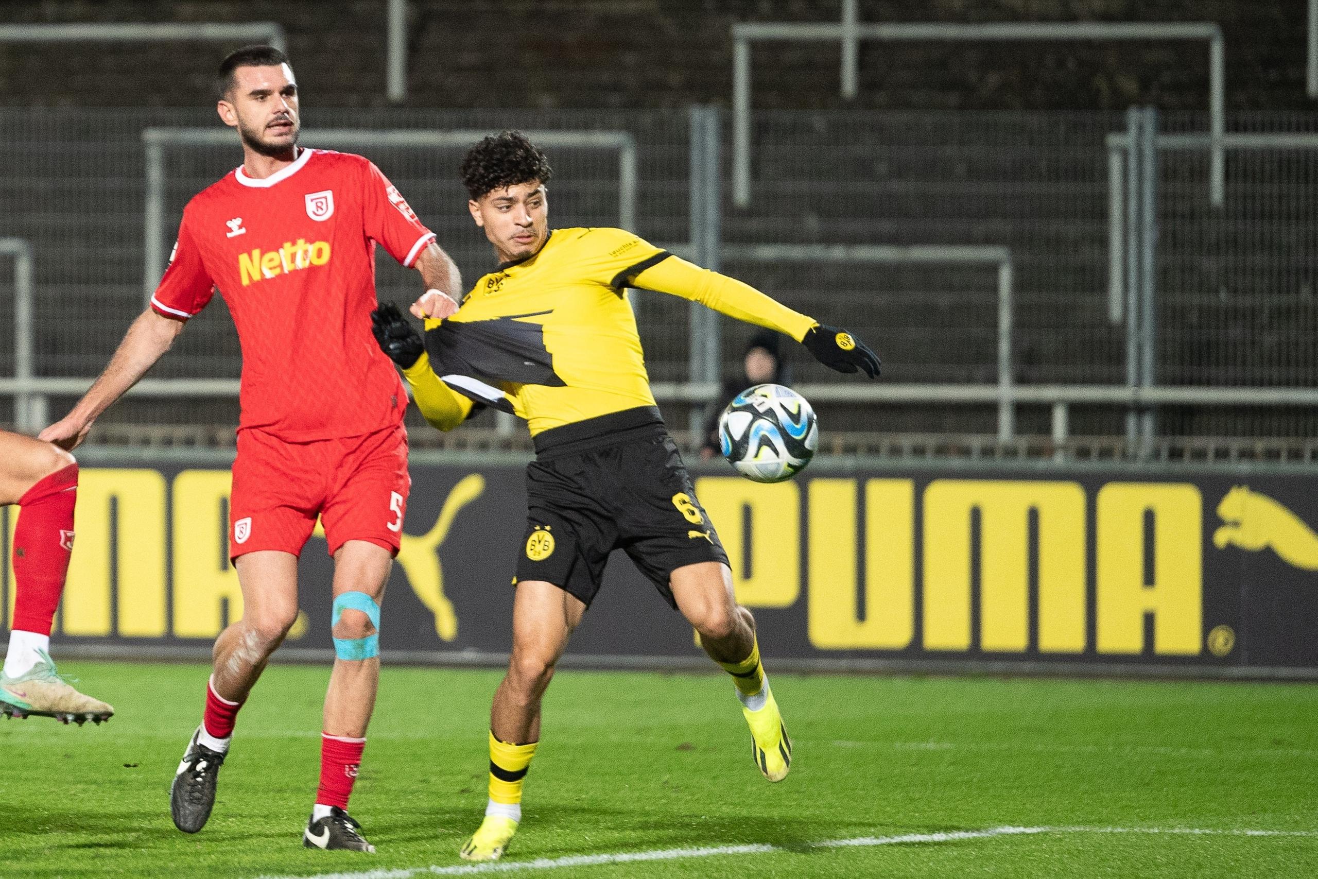 Spielszene Borussia Dortmund II - SSV Jahn Regensburg