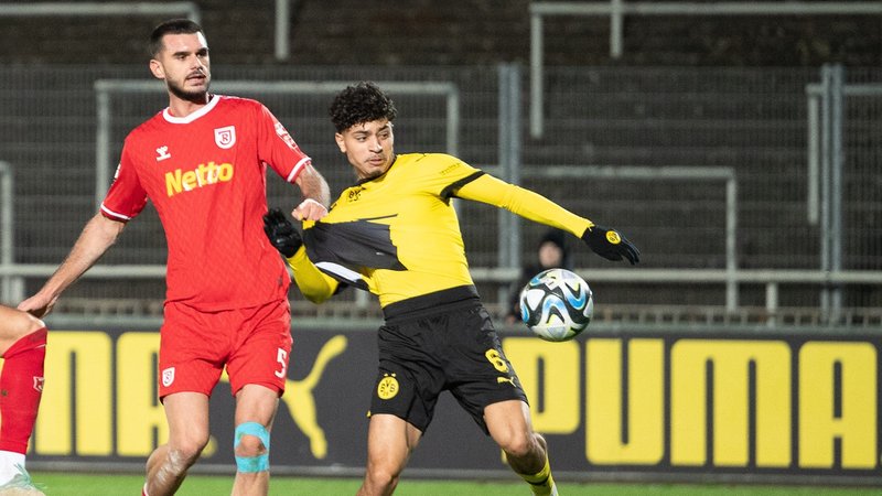 Spielszene Borussia Dortmund II - SSV Jahn Regensburg | Bild: picture-alliance/dpa Spielszene Borussia Dortmund II - SSV Jahn Regensburg