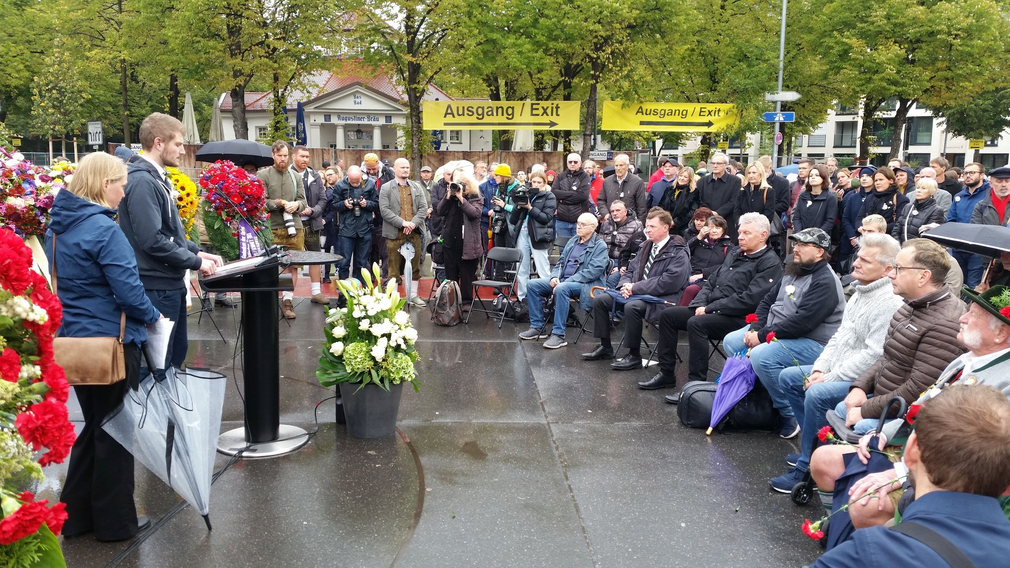 Vertreter der DGB-Jugend bei Gedenkrede zum Oktoberfest-Attentat.