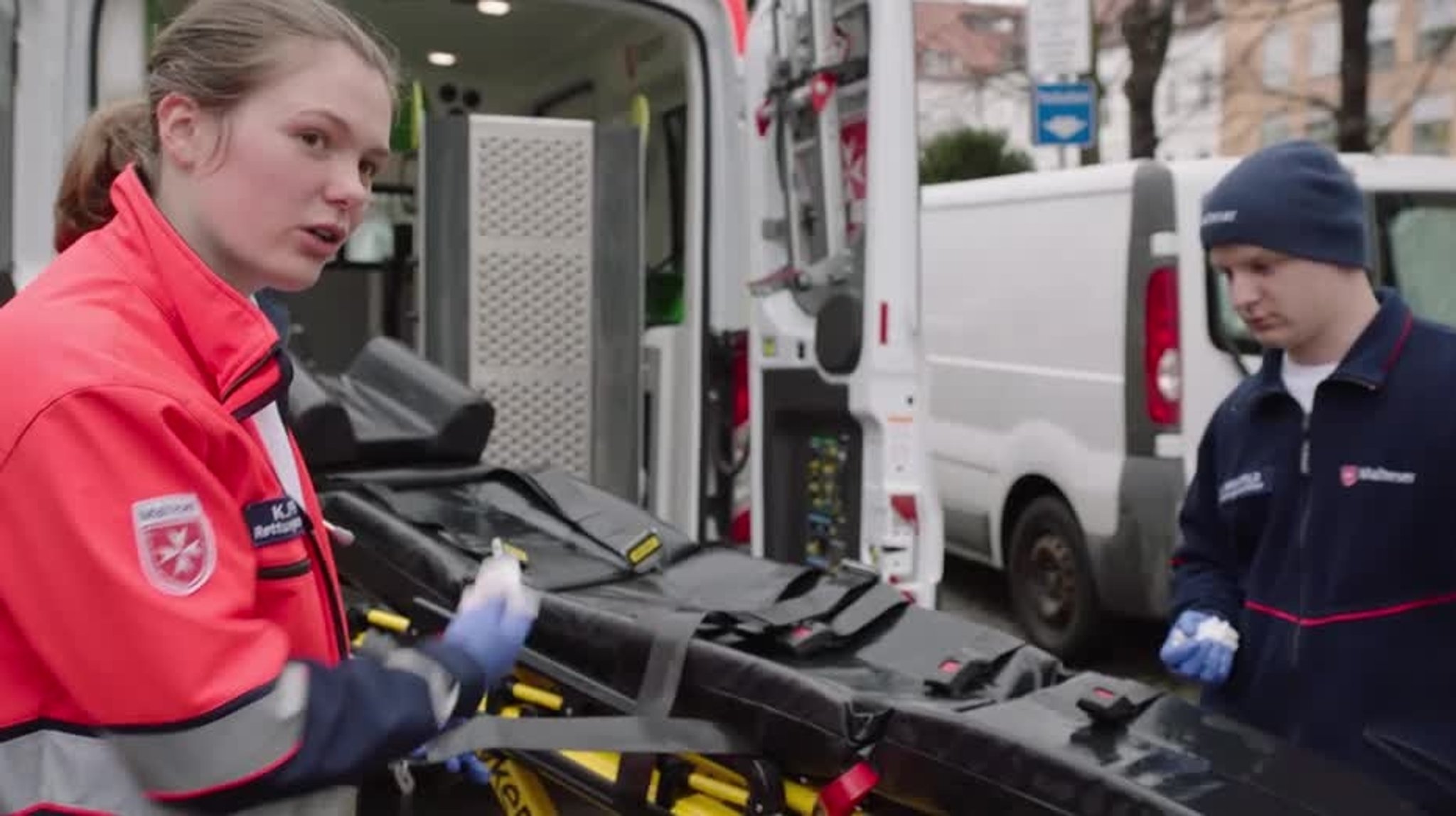 Katharina und Leon im Einsatz für den Malteser Hilfsdienst.