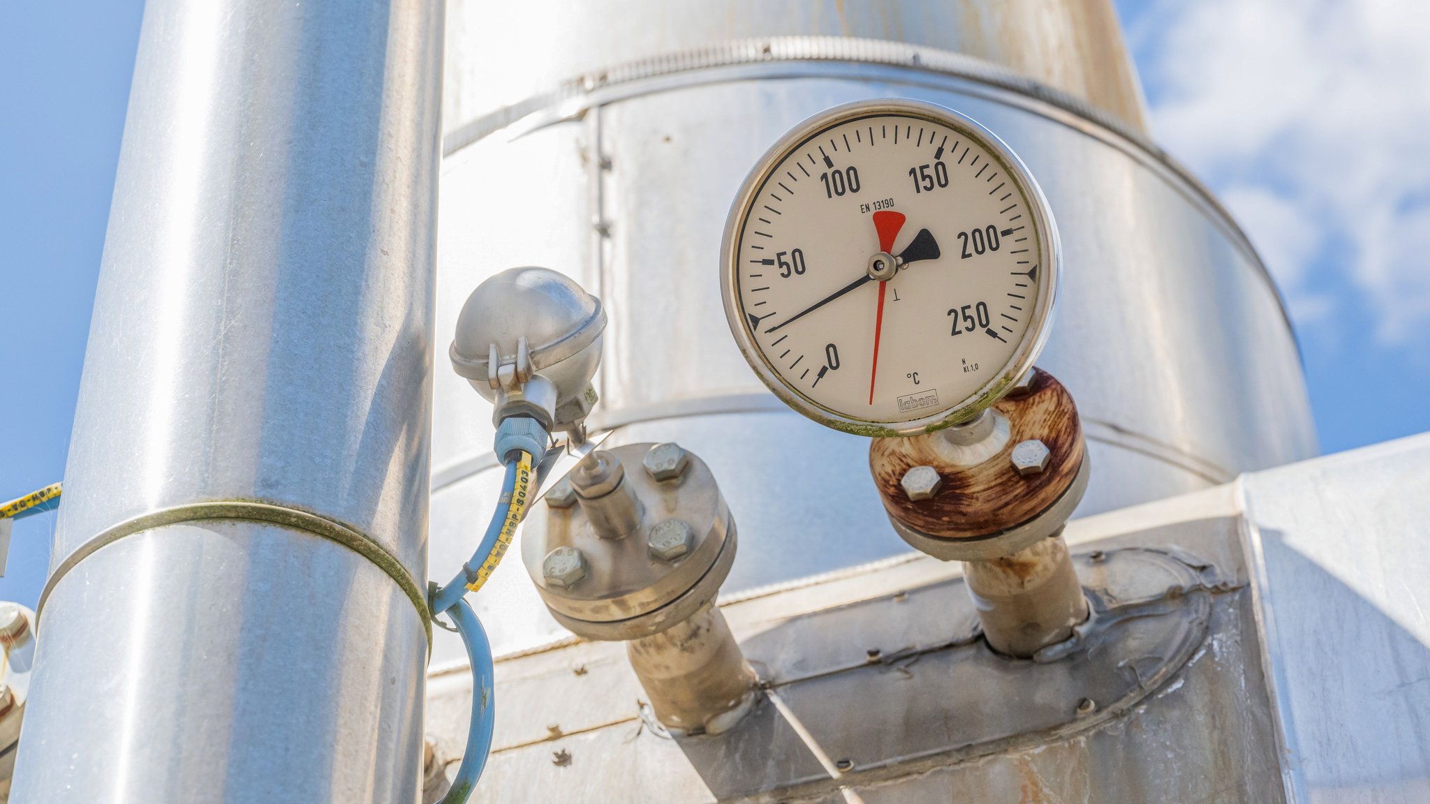 Bayern, Wolfersberg: Ein Anzeige für Temperatur ist in der Anlage des Gasspeicher Wolfersberg, östlich von München