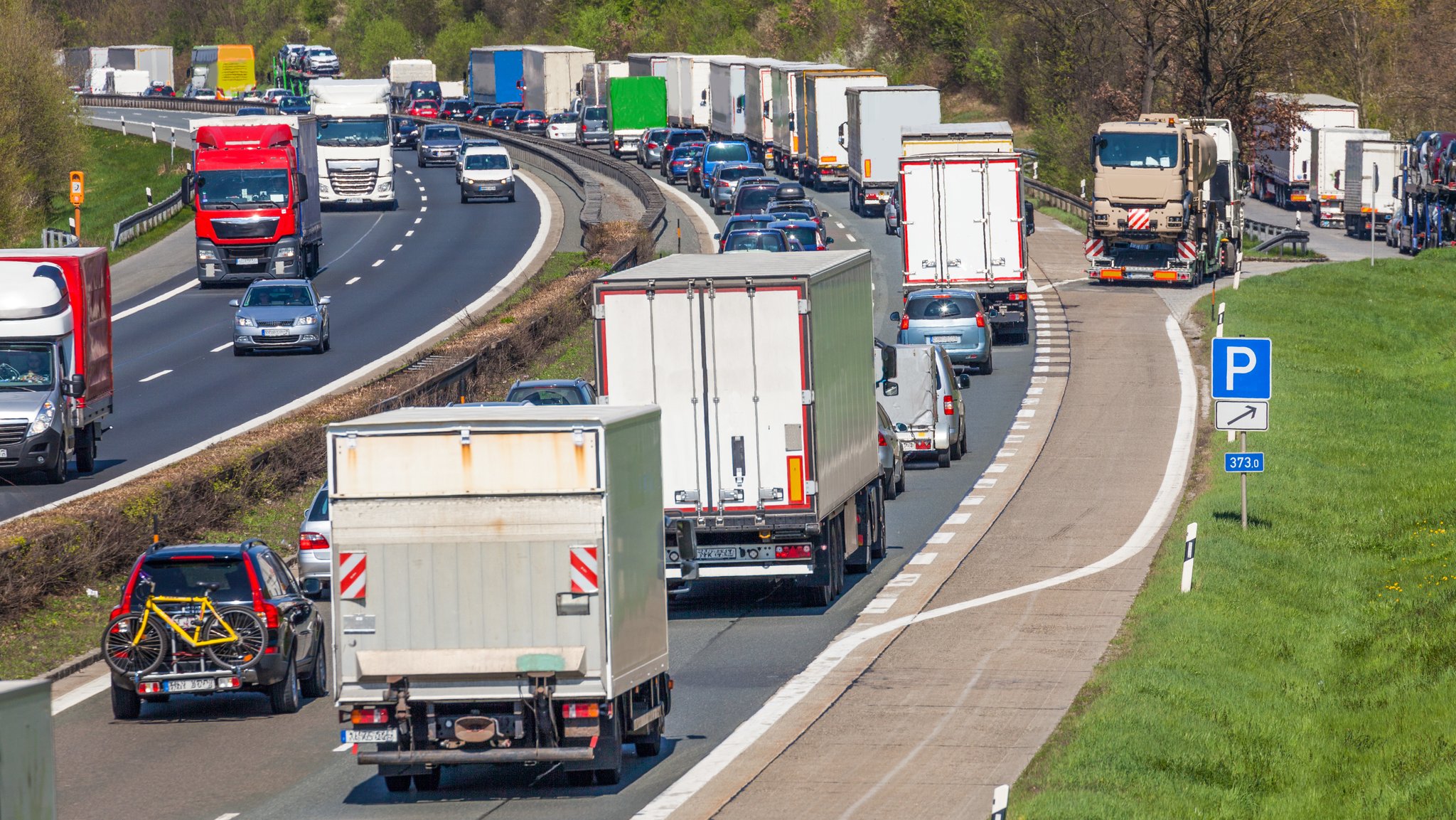 Symbolbild: Lkw im Stau auf einer Autobahn | Bild: stock.adobe.com/hykoe Symbolbild: Lkw im Stau auf einer Autobahn