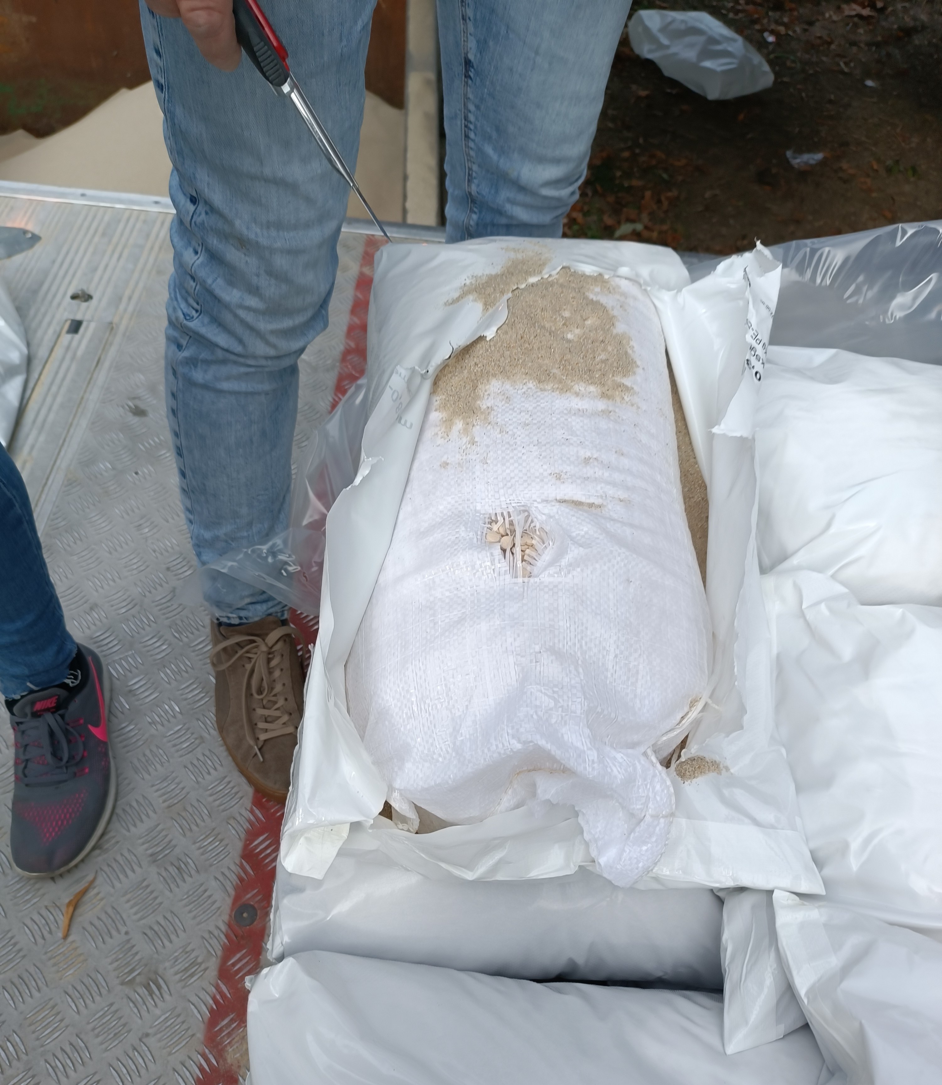 Versteckt haben die Täter die Ware unter anderem in Sandsäcken.
