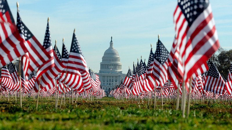 Blick von der National Mall in Washington, D.C., auf das Kapitol; davor: viele kleine USA-Flaggen | Bild: picture alliance / abaca | Douliery Olivier/ABACA Blick von der National Mall in Washington, D.C., auf das Kapitol; davor: viele kleine USA-Flaggen