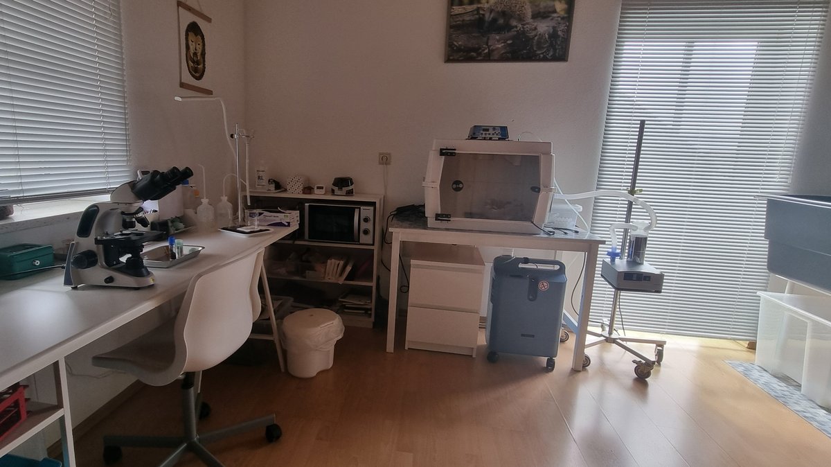 Quarantäne-Station in Otzing mit Inkubator, Inhalator und Beatmungsgerät