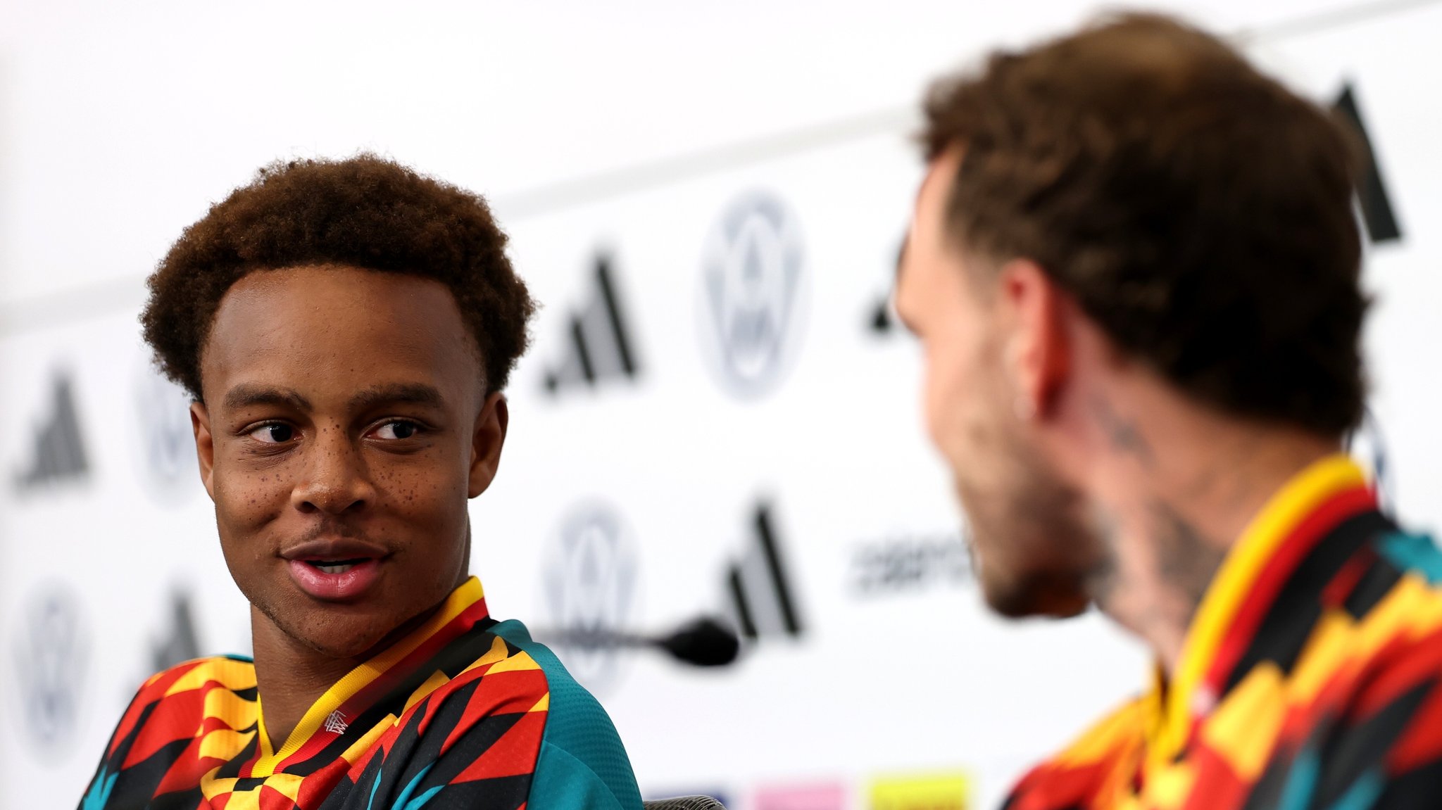 Assan Ouedraogo (l) und David Raum nehmen an einer PK teil
