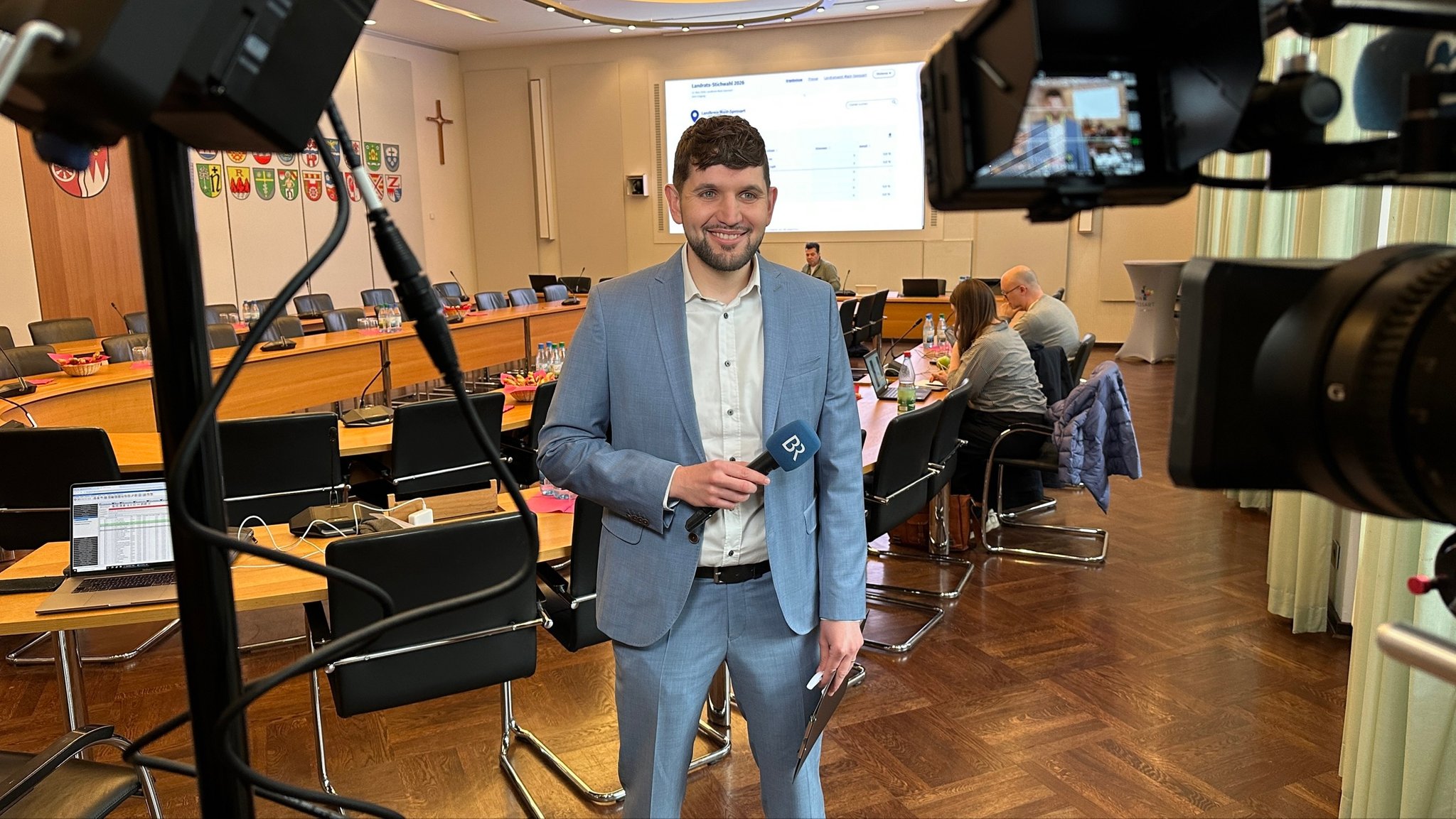 BR-Korrespondent Pirmin Breninek bei der Stichwahl in Karlstadt im Landkreis Main-Spessart. | Bild: BR/Christoph Schneider BR-Korrespondent Pirmin Breninek bei der Stichwahl in Karlstadt im Landkreis Main-Spessart.