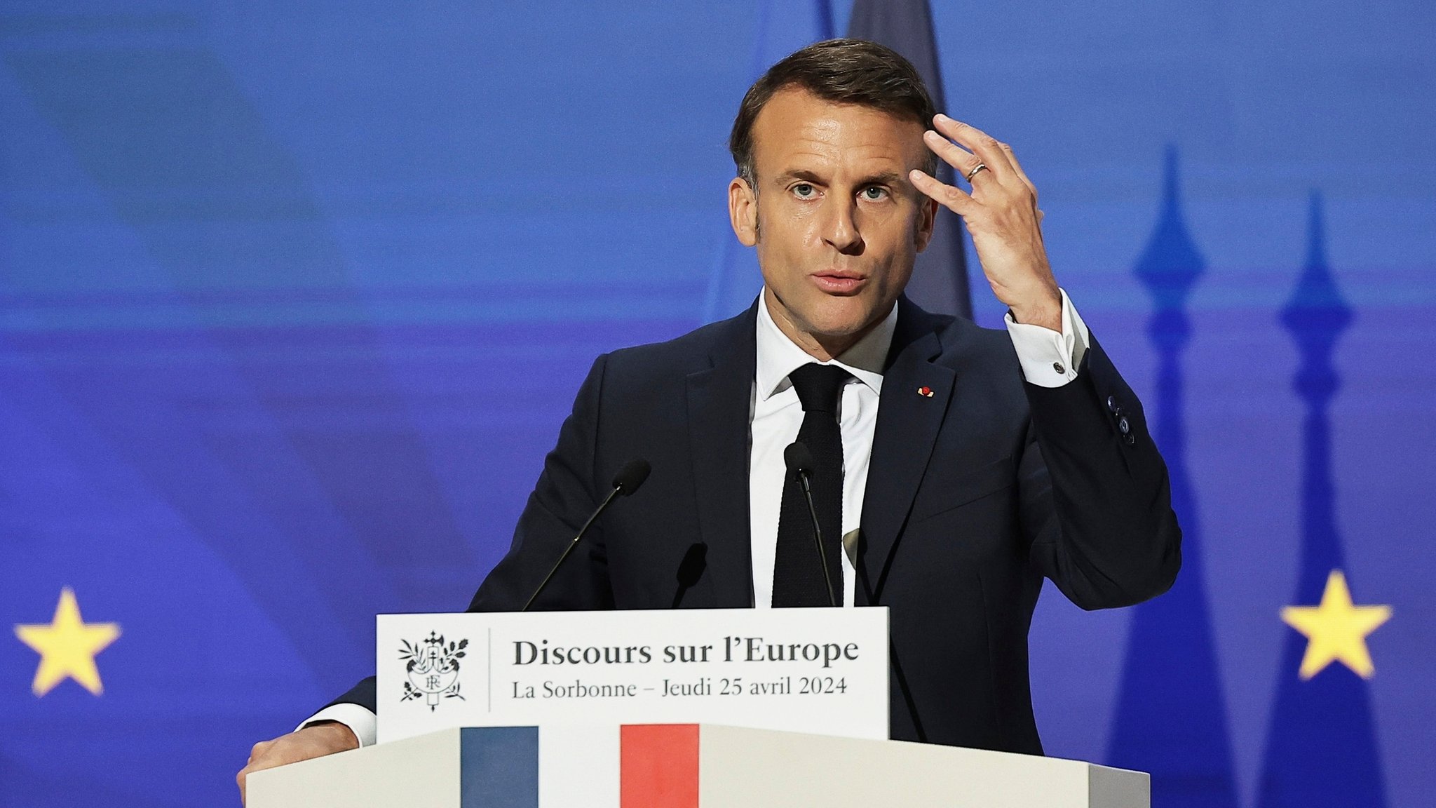 Der französische Präsident Emmanuel Macron hält eine Rede über Europa im Amphitheater der Universität Sorbonne. Der französische Präsident Emmanuel Macron wird in einer Rede vor den entscheidenden Wahlen zum Europäischen Parlament im Juni seine Vision für Europa als selbstbewusstere Weltmacht vor dem Hintergrund des Krieges in der Ukraine, der Sicherheitslage und der wirtschaftlichen Herausforderungen skizzieren.