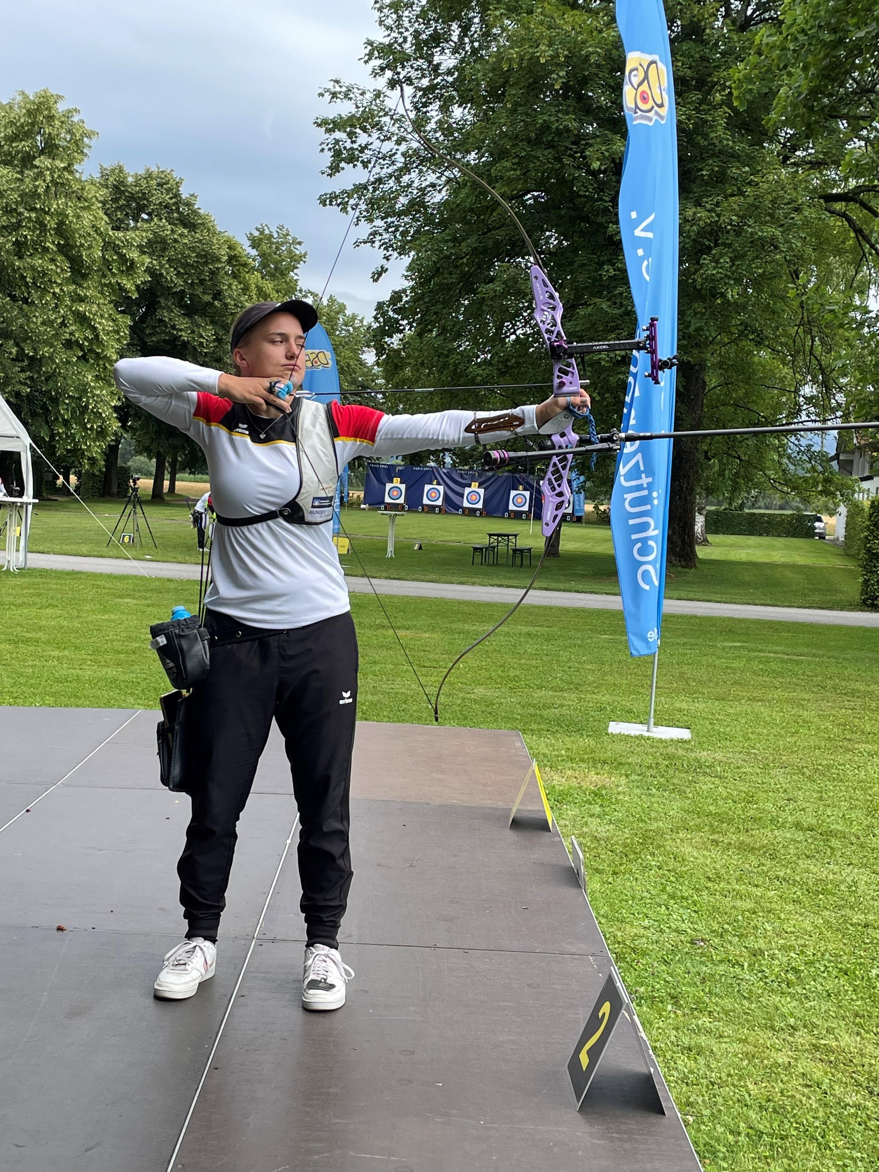Bogenschützin Charline Schwarz spannt einen Bogen auf dem Übungsplatz.