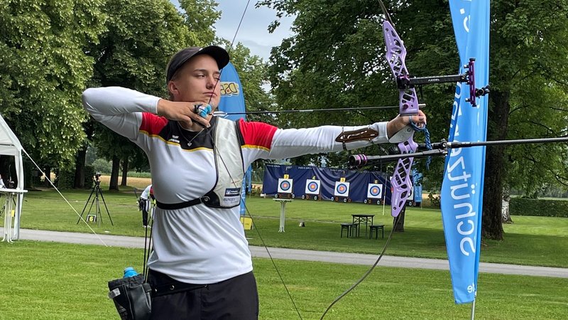 Bogenschützin Charline Schwarz spannt einen Bogen auf dem Übungsplatz. | Bild: BR/Frank Strerath Bogenschützin Charline Schwarz spannt einen Bogen auf dem Übungsplatz.