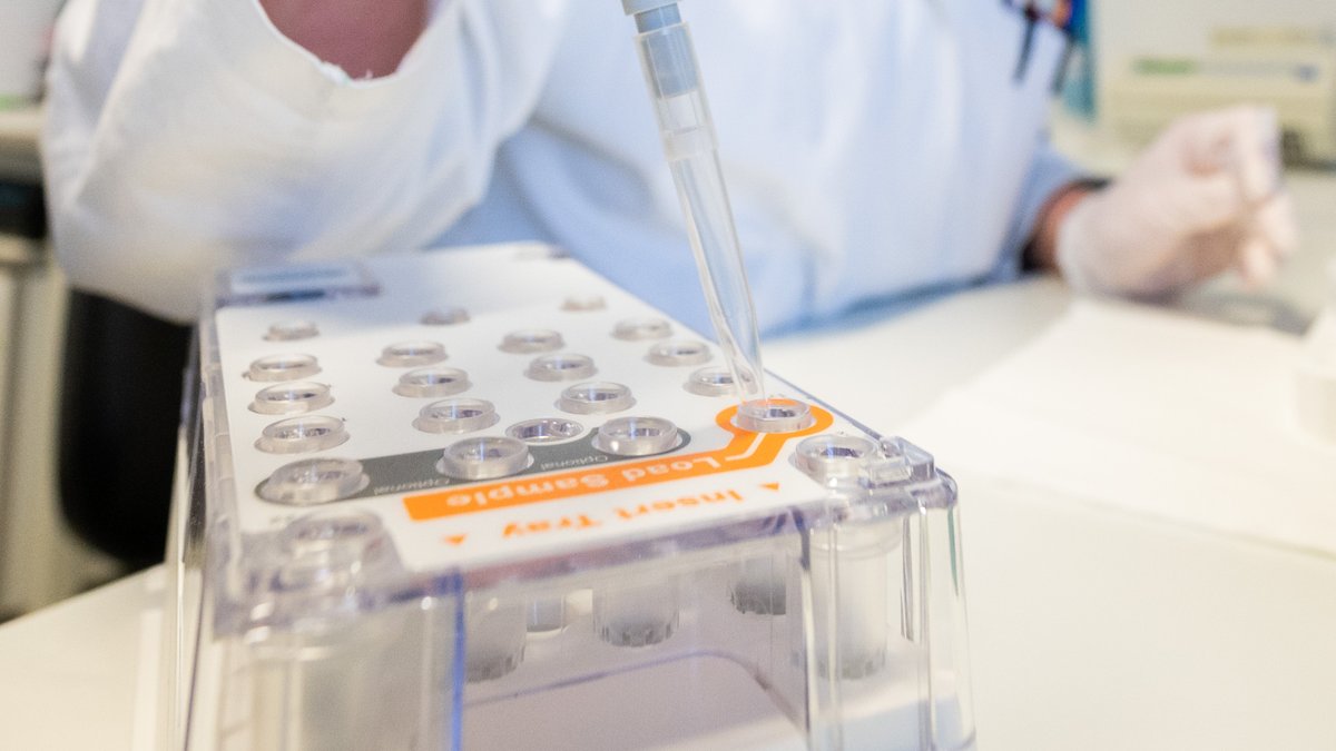Eine biologisch-technische Assistentin bereitet die Sequenzierung von positiven PCR-Tests vor.
