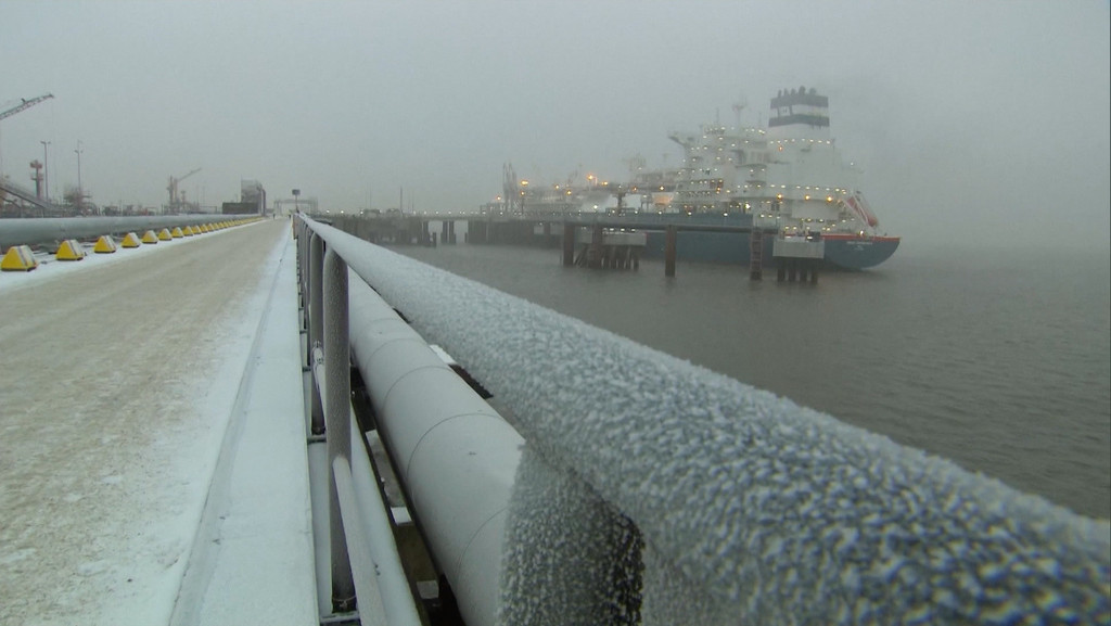 Erstes Flüssiggas-Terminal in Wilhelmshaven. | Bild: Bayerischer Rundfunk 2022 Erstes Flüssiggas-Terminal in Wilhelmshaven.