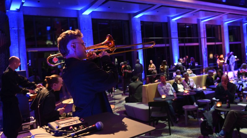 Jazzrausch Bigband am 10.4. im Bergson in München | Bild: picture alliance / SZ Photo | Stephan Rumpf Jazzrausch Bigband am 10.4. im Bergson in München