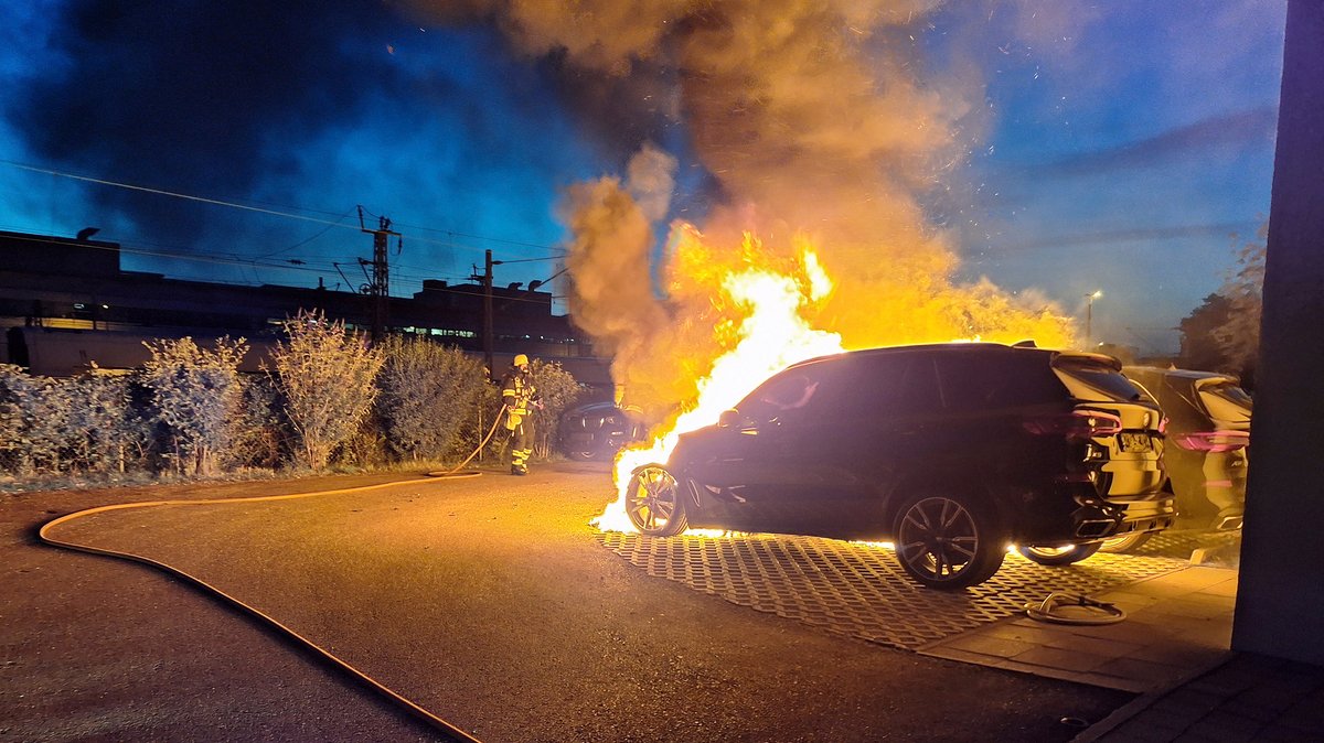 Brennender BMW am frühen Morgen des 10.7.2023 in München.