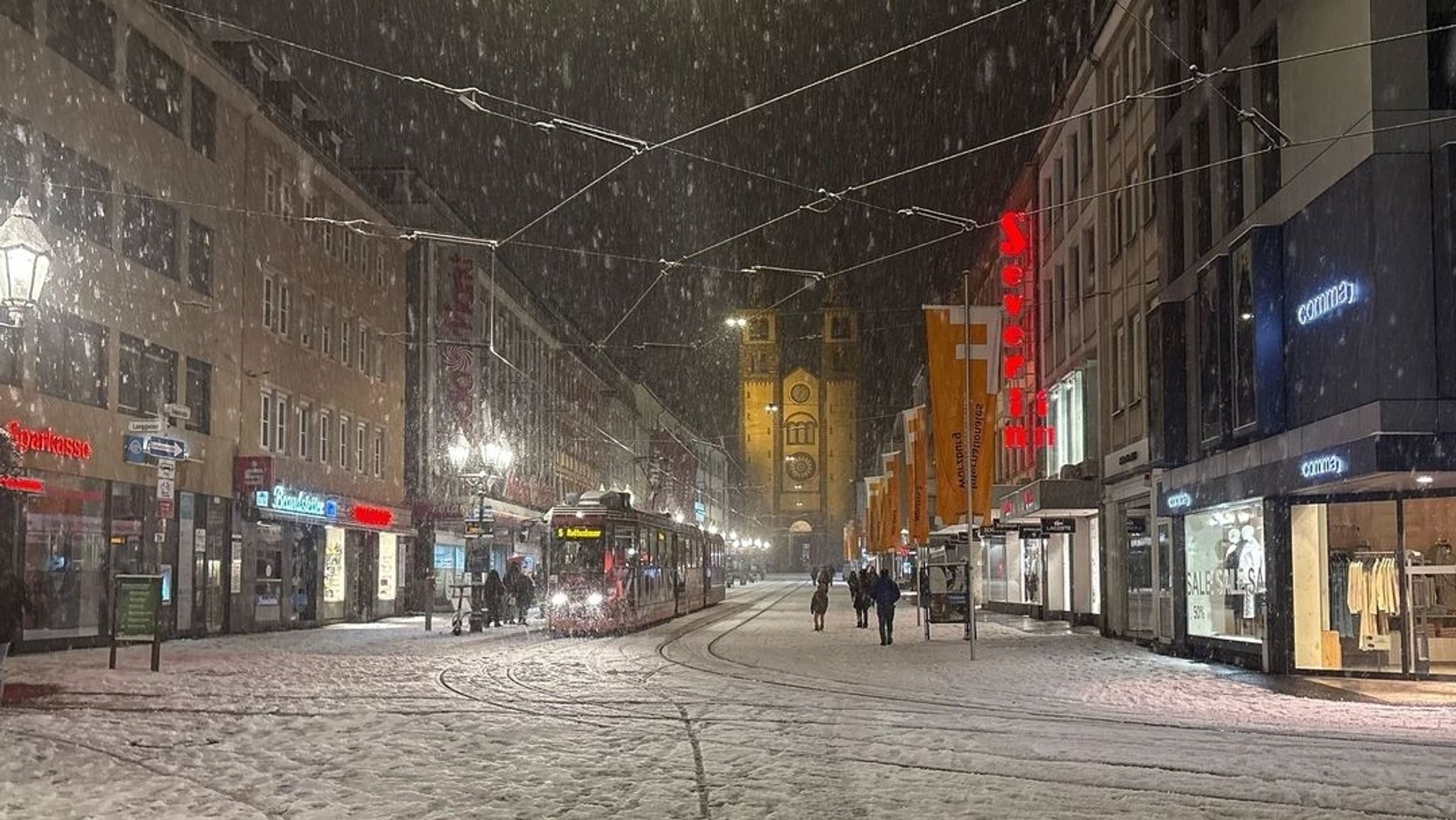 25.01.2026, Bayern, Würzburg: Verschneit ist die Innenstadt von Würzburg am Sonntagabend. Der Deutsche Wetterdienst warnt vor glatten Straßen. 