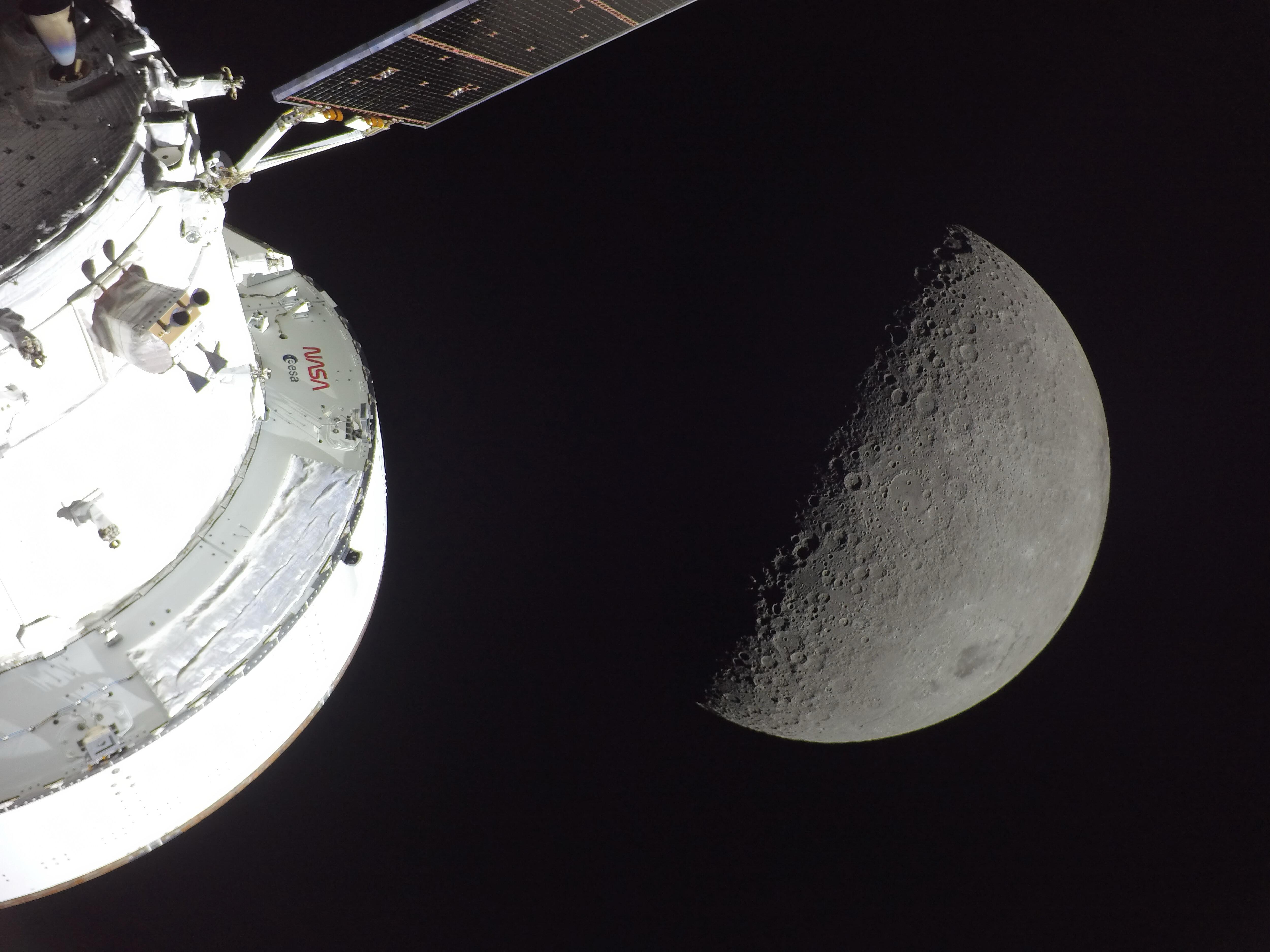 Orion-Raumfahrzeug, im Hintergrund der Mond, aufgenommen während der Artemis-II-Mission am 8.4.26