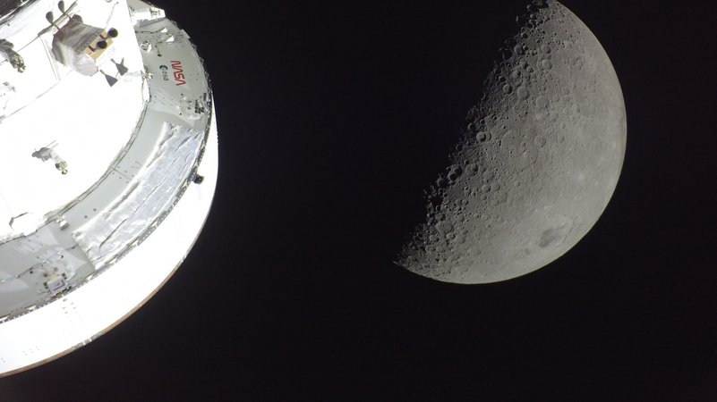 Orion-Raumfahrzeug, im Hintergrund der Mond, aufgenommen während der Artemis-II-Mission am 8.4.26 | Bild: pa/ZUMAPRESS.com/Nasa Orion-Raumfahrzeug, im Hintergrund der Mond, aufgenommen während der Artemis-II-Mission am 8.4.26