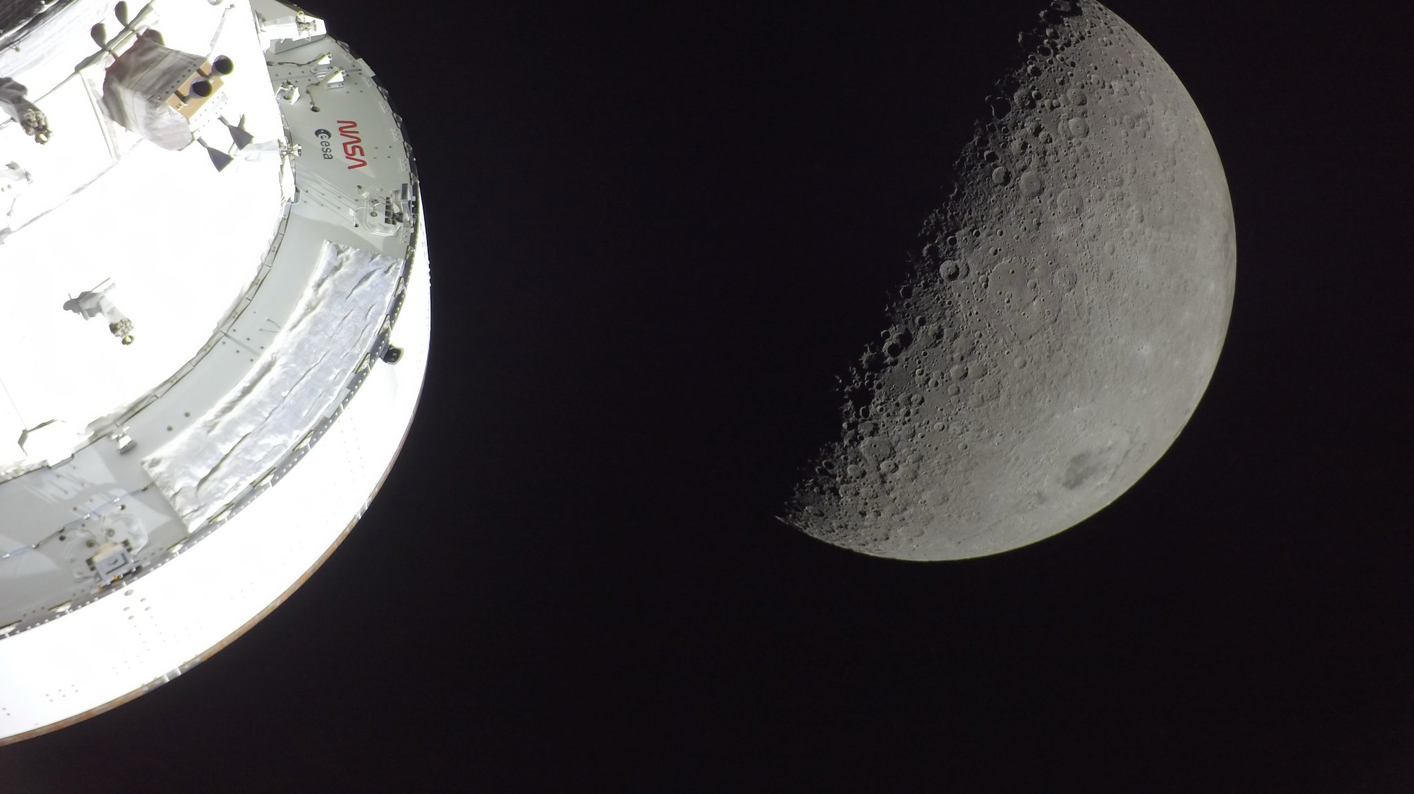 Orion-Raumfahrzeug, im Hintergrund der Mond, aufgenommen während der Artemis-II-Mission am 8.4.26