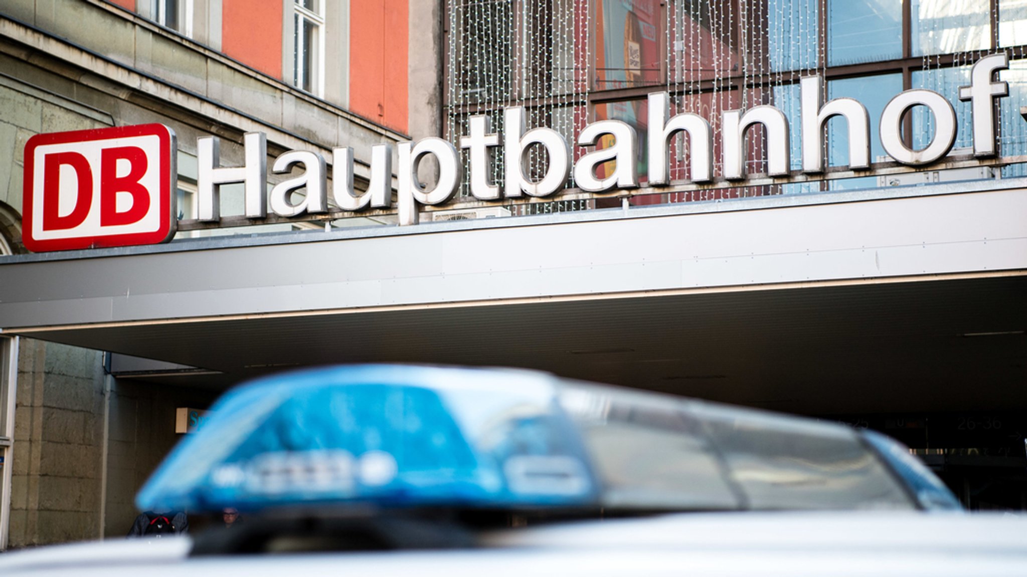 Ein Jahr lang ist die Taskforce zum Münchner Hauptbahnhof bereits im Einsatz. Seitdem hat sich viel verändert. | Bild: dpa-Bildfunk/Matthias Balk Ein Jahr lang ist die Taskforce zum Münchner Hauptbahnhof bereits im Einsatz. Seitdem hat sich viel verändert.