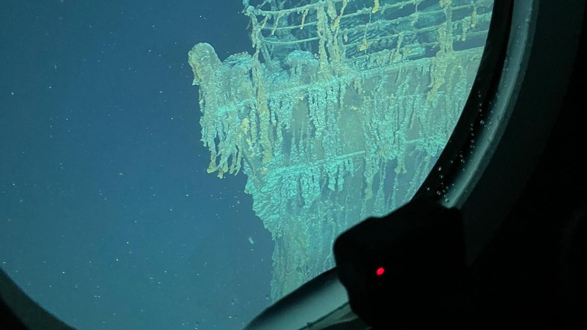 Der Blick aus dem U-Boot auf die Titanic in 3.800 Metern Tiefe