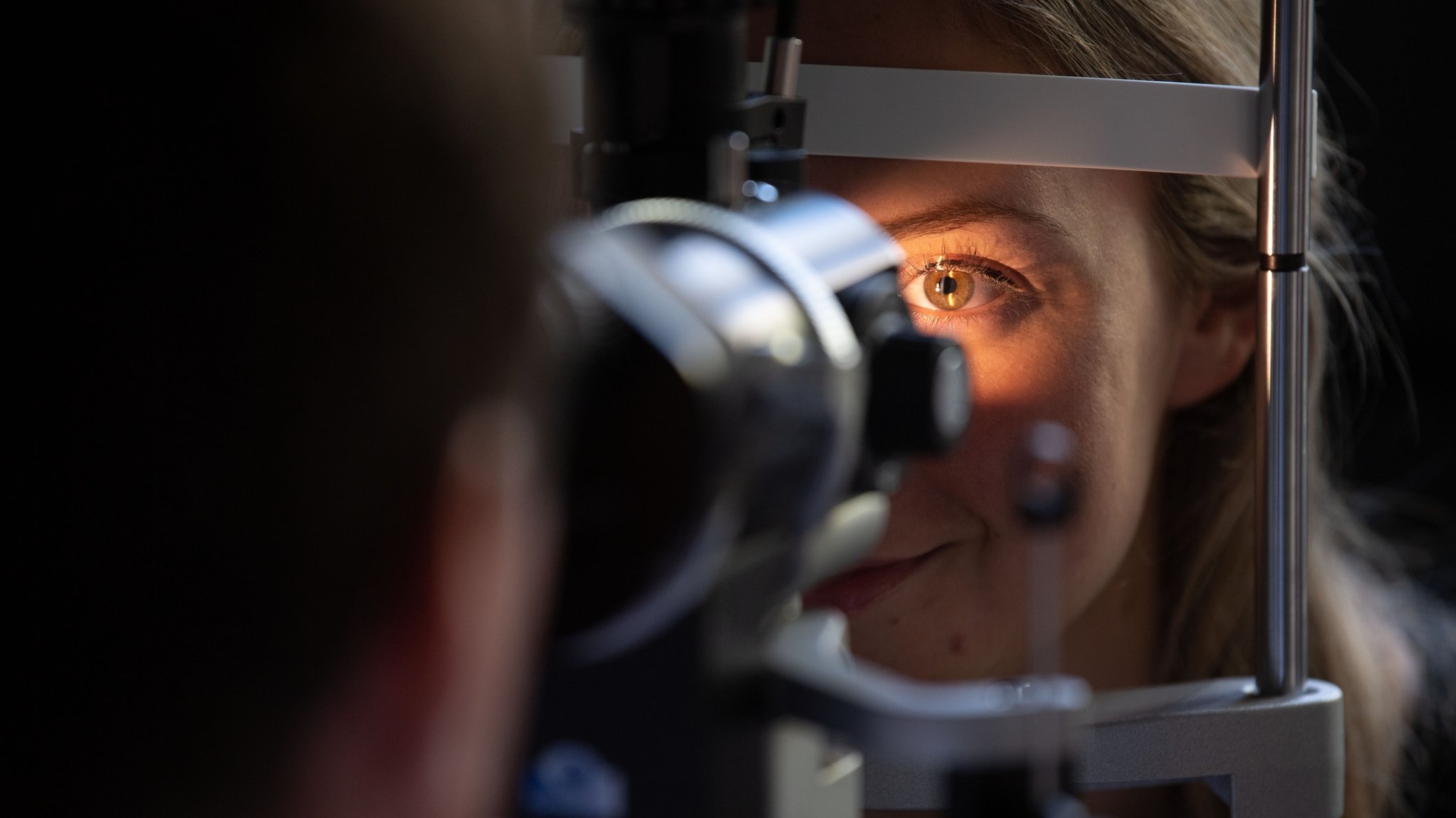 Eine Augenuntersuchung - hier in einer gestellten Szene - könnte in Zukunft helfen, Long Covid zu diagnostizieren.