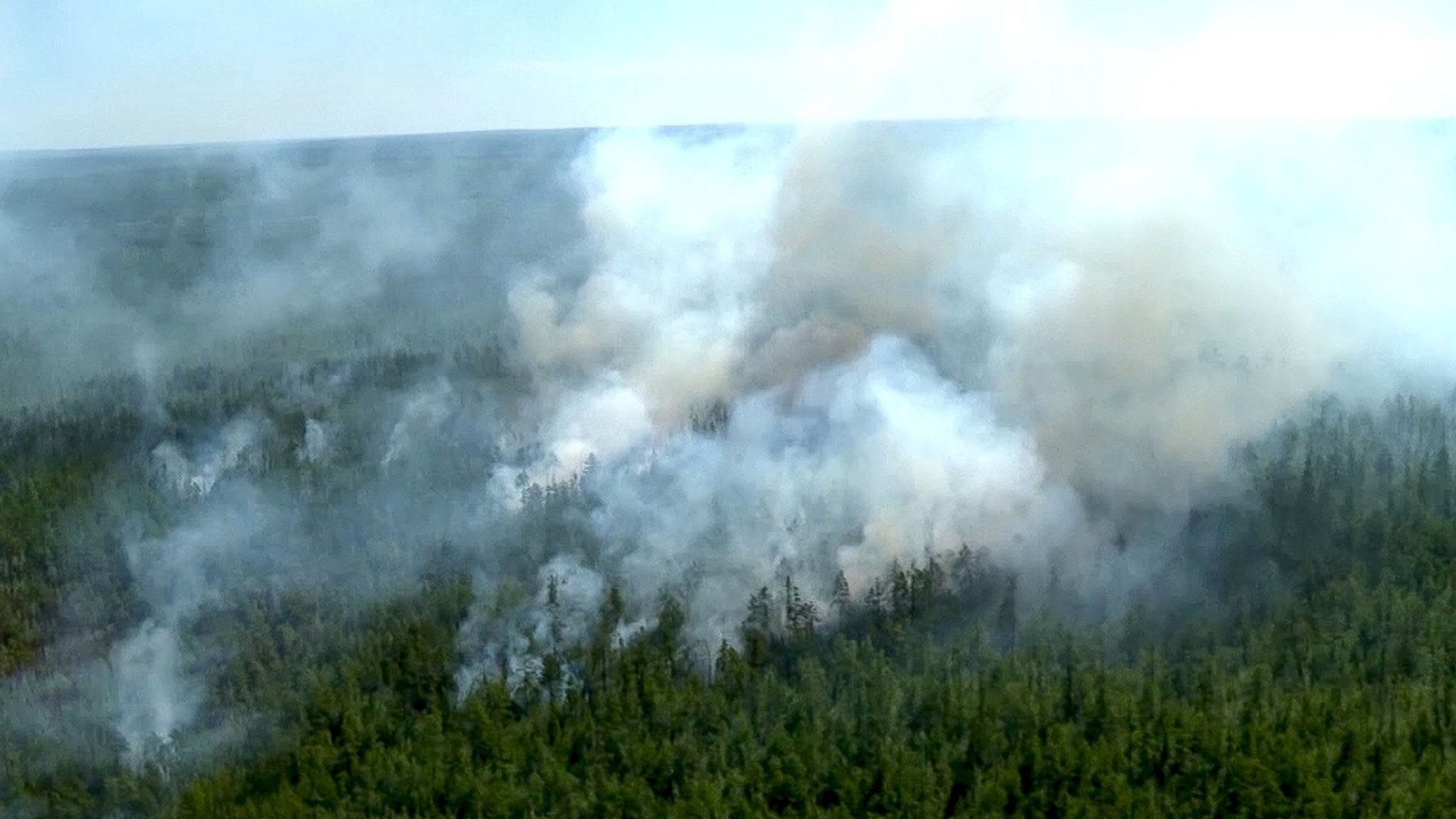 Waldbrand: Rauchwolken steigen aus einem Wald bei Jakutsk in Russland auf.