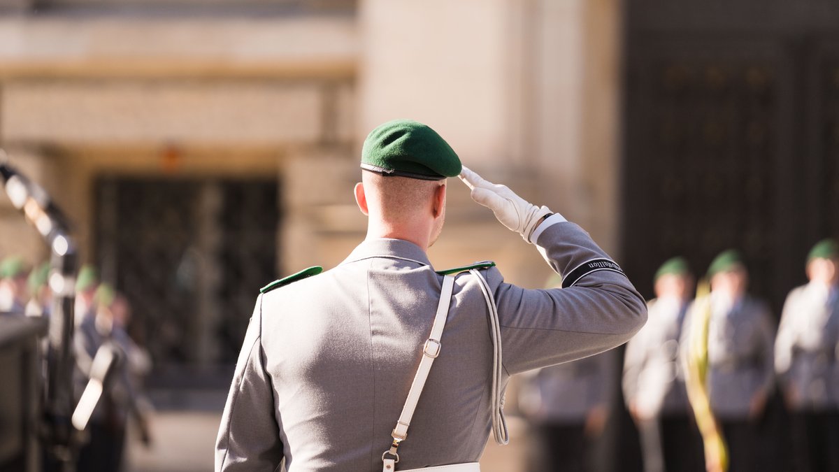 (Symbolbild) Feierliches Gelöbnis der Bundeswehr vor dem Abgeordnetenhaus von Berlin