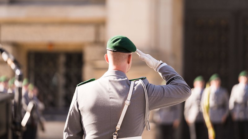(Symbolbild) Feierliches Gelöbnis der Bundeswehr vor dem Abgeordnetenhaus von Berlin | Bild: picture alliance / Kirchner-Media | James Zabel (Symbolbild) Feierliches Gelöbnis der Bundeswehr vor dem Abgeordnetenhaus von Berlin