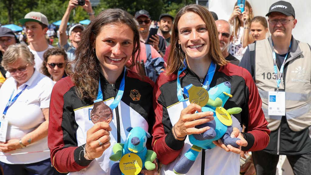 Elena Lilik (l, Bronze) und Kajak-Olympiasiegerin Ricarda Funk (Gold) aus Deutschland zeigen ihre Medaillen.