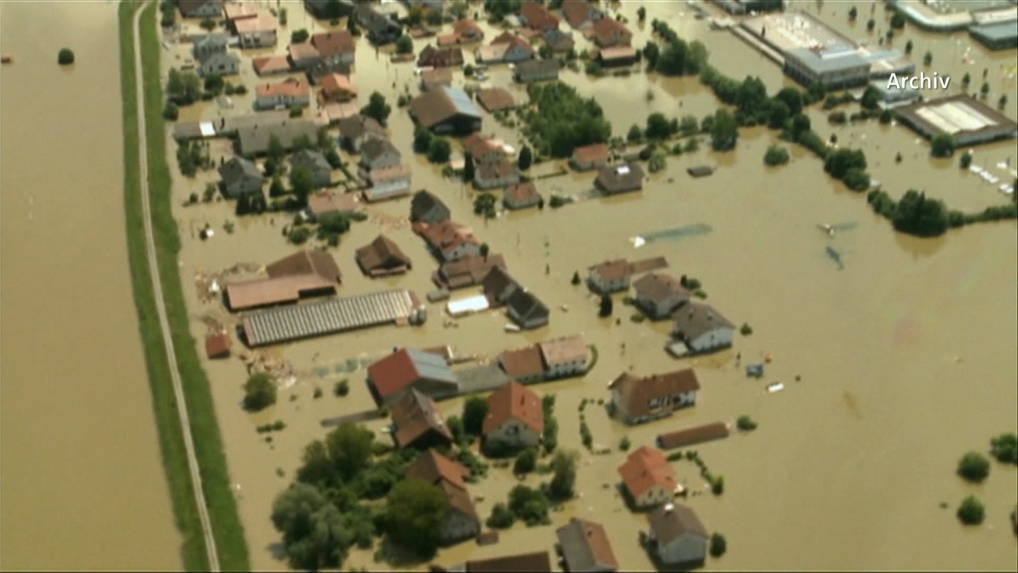 Deggendorf-Fischerdorf vor zehn Jahren: Nach tagelangem Regen bricht am 4. Juni ein Isardamm - binnen kürzester Zeit stehen Häuser teils bis in den ersten Stock unter Wasser. Der Schaden ist gewaltig, der Wiederaufbau dauerte Jahre.