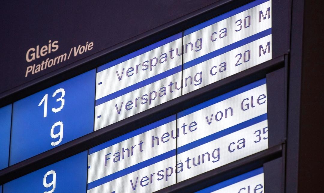Auf einer Anzeigetafel am Stuttgarter Hauptbahnhof werden bei mehreren Zugverbindungen Verspätungen angezeigt.