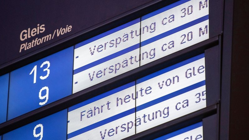 Auf einer Anzeigetafel am Stuttgarter Hauptbahnhof werden bei mehreren Zugverbindungen Verspätungen angezeigt. | Bild: dpa-Bildfunk/Fabian Sommer Auf einer Anzeigetafel am Stuttgarter Hauptbahnhof werden bei mehreren Zugverbindungen Verspätungen angezeigt.