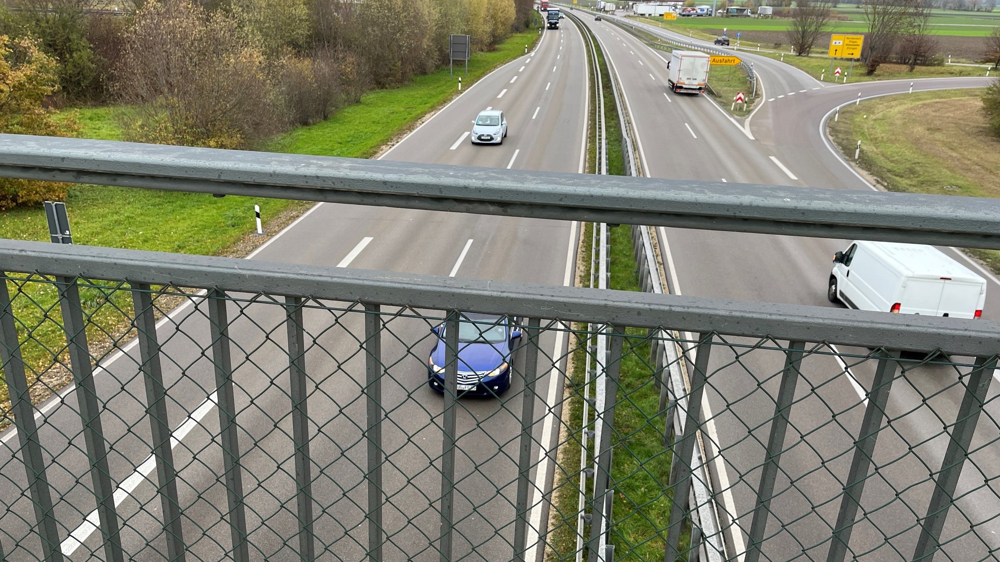 Auch von dieser Brücke über die B2 flog ein Stein auf ein Auto