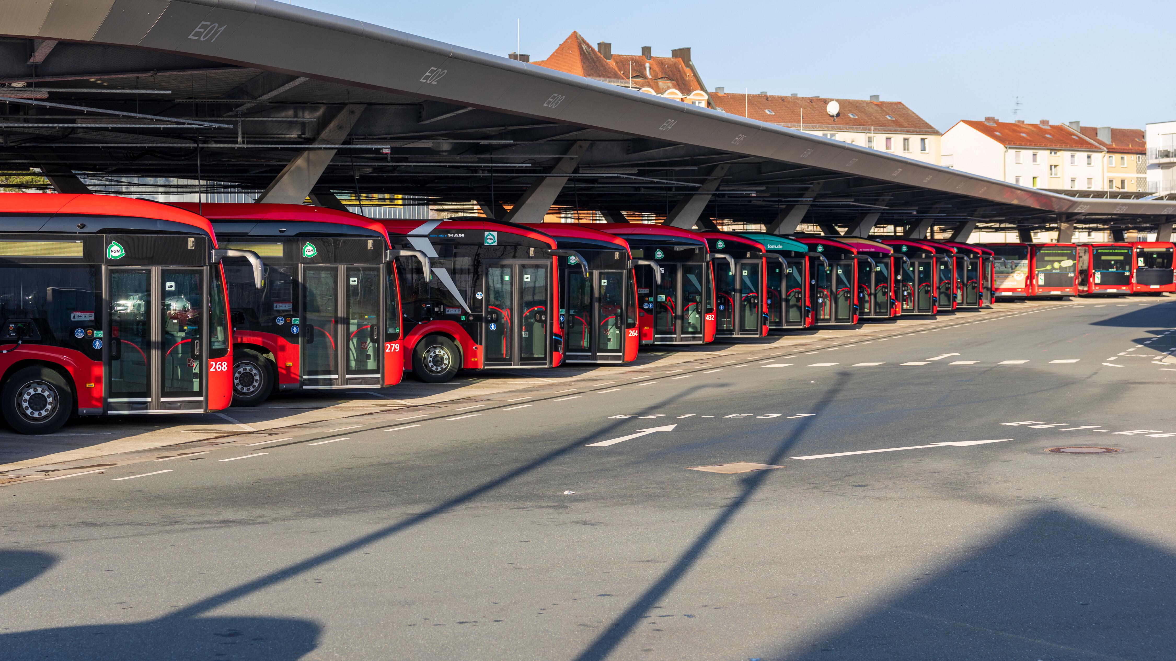 27.02.2026: Mehrere Linienbusse der Verkehrs-Aktiengesellschaft Nuernberg (VAG) stehen waehrend des von der Gewerkschaft Verdi ausgerufenen Warnstreiks im Betriebshof Schweinau aufgereiht unter einer Ueberdachung.