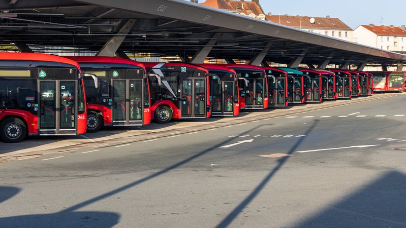 27.02.2026: Mehrere Linienbusse der Verkehrs-Aktiengesellschaft Nuernberg (VAG) stehen waehrend des von der Gewerkschaft Verdi ausgerufenen Warnstreiks im Betriebshof Schweinau aufgereiht unter einer Ueberdachung. | Bild: picture alliance / Eibner-Pressefoto | Eibner-Pressefoto/Ardan Fuessman 27.02.2026: Mehrere Linienbusse der Verkehrs-Aktiengesellschaft Nuernberg (VAG) stehen waehrend des von der Gewerkschaft Verdi ausgerufenen Warnstreiks im Betriebshof Schweinau aufgereiht unter einer Ueberdachung.