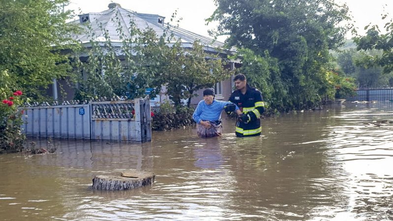 14.09.2024, Rumänien, Pechea: Auf diesem vom rumänischen Katastrophenschutz Galati (ISU Galati) veröffentlichten Foto hilft ein Retter einer Frau, ein Haus zu verlassen, nachdem sintflutartige Regenfälle zahlreiche Menschen in überschwemmten Gebieten eingeschlossen hatten. Foto: ISU Galati Romanian Emergency Services/AP/dpa | Bild: dpa-Bildfunk/--- 14.09.2024, Rumänien, Pechea: Auf diesem vom rumänischen Katastrophenschutz Galati (ISU Galati) veröffentlichten Foto hilft ein Retter einer Frau, ein Haus zu verlassen, nachdem sintflutartige Regenfälle zahlreiche Menschen in überschwemmten Gebieten eingeschlossen hatten. Foto: ISU Galati Romanian Emergency Services/AP/dpa