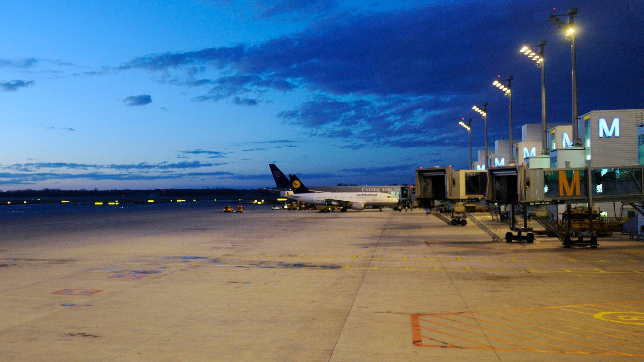 Auto am Münchner Airport mit Flugzeug kollidiert