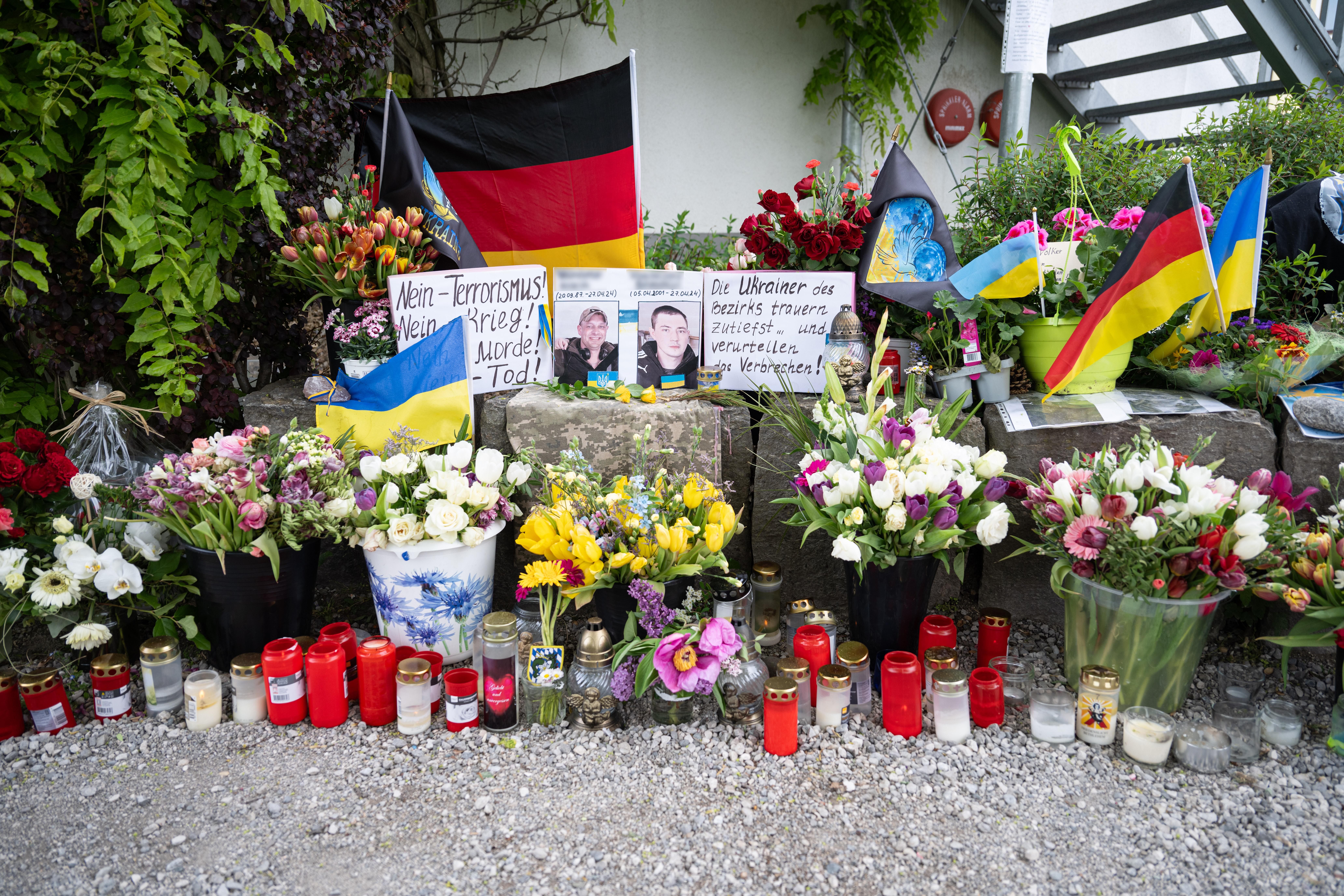 Murnau, 02.05.24: Neben dem Einkaufszentrum, in dessen Nähe die beiden Männer aus der Ukraine getötet worden sind, wurden Blumen niedergelegt.