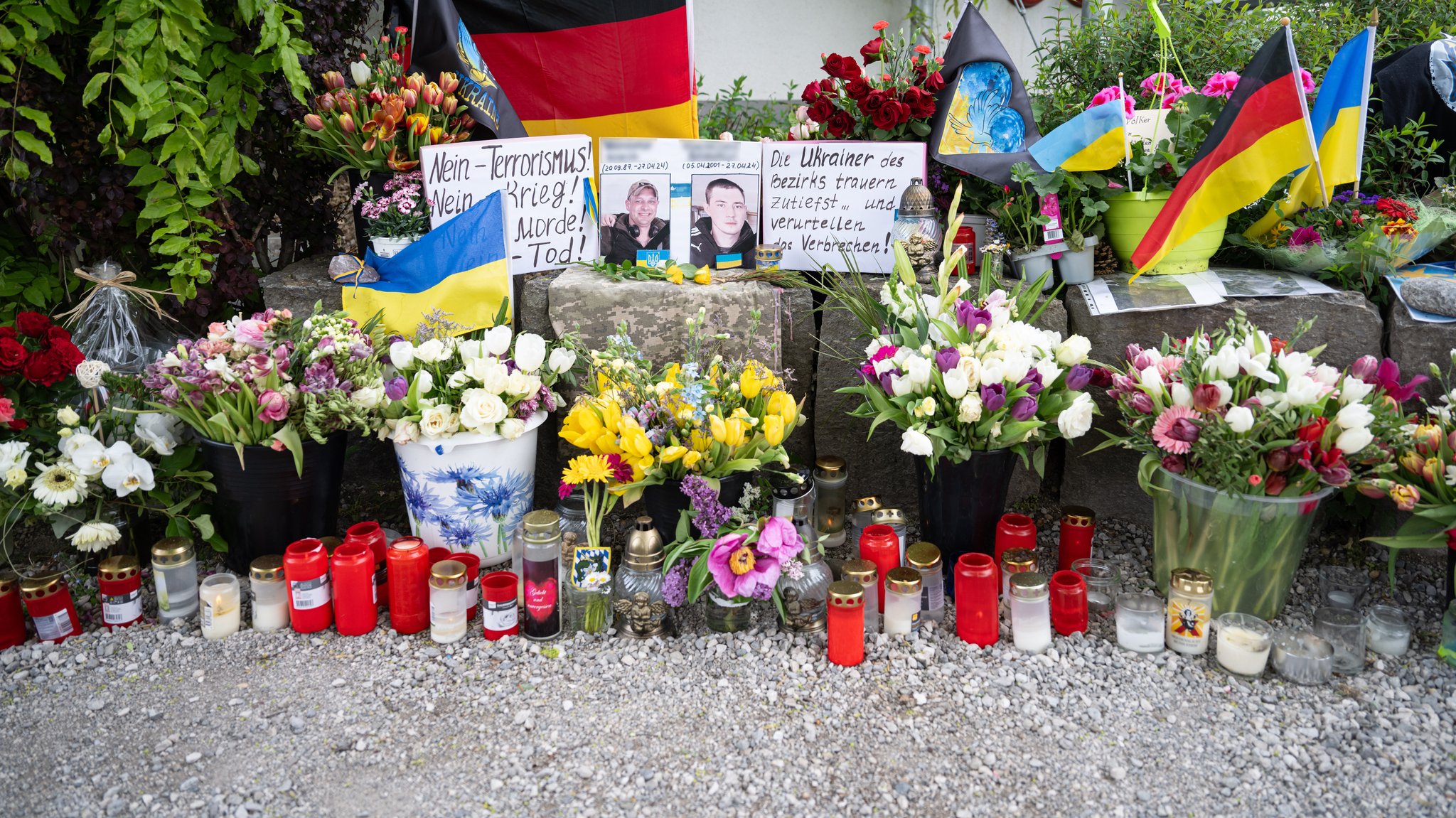 Murnau, 02.05.24: Neben dem Einkaufszentrum, in dessen Nähe die beiden Männer aus der Ukraine getötet worden sind, wurden Blumen niedergelegt.