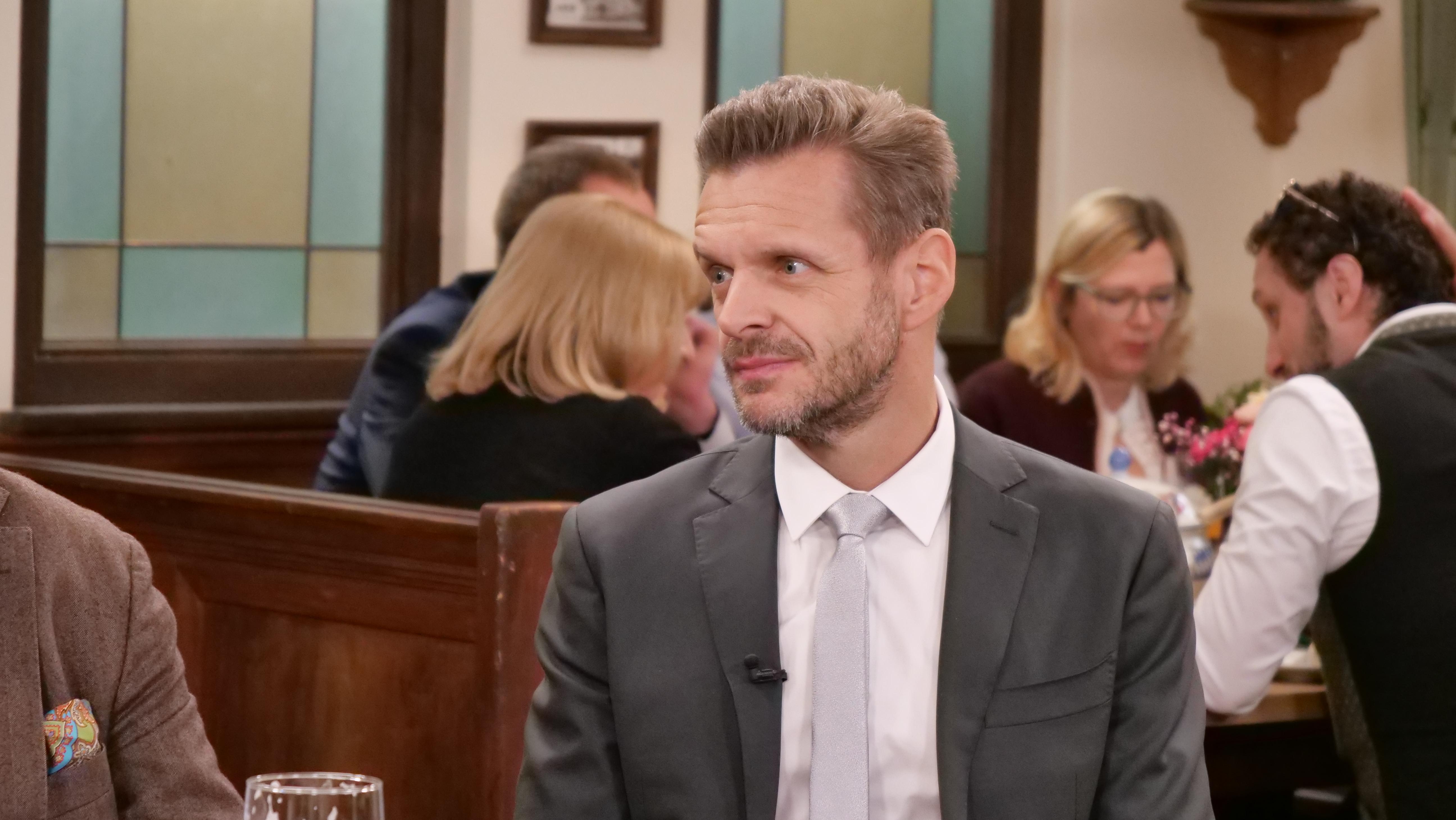 Kabarettist Florian Schroeder am BR Sonntags-Stammtisch